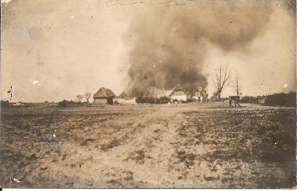 Photo showing: Zabudowania Miąsowej w 1918 roku. W tle widoczne są wysokie kłęby dymu, powstałe w wyniku pożaru.