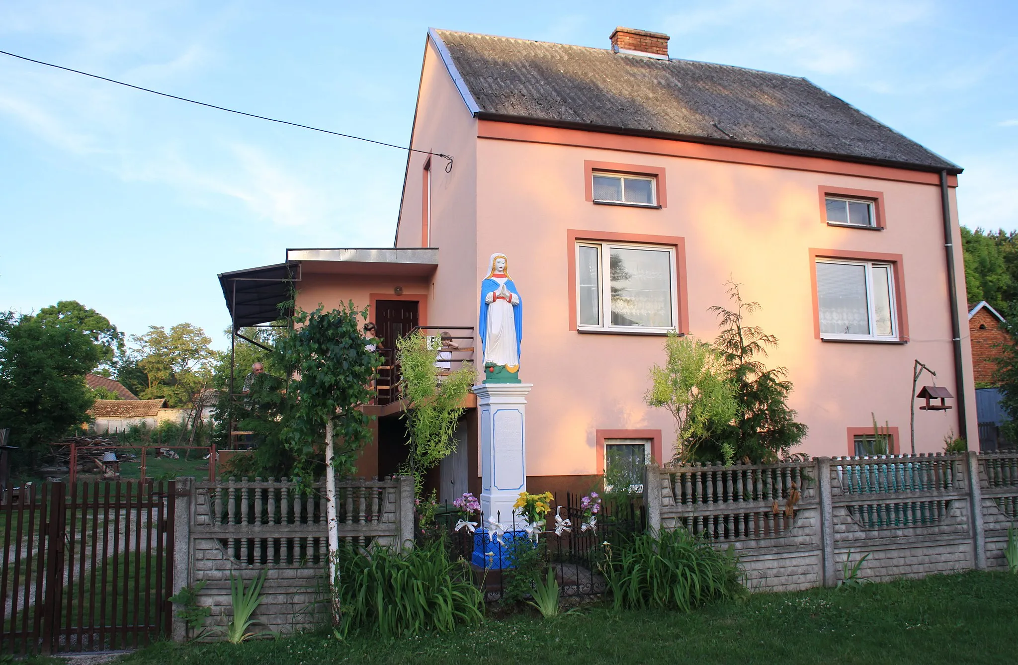 Photo showing: Marzęcin (Świętokrzyskie Voivodeship) - wayside statue of Virgin Mary in the middle of the village.