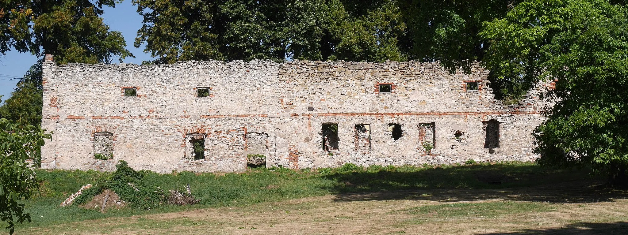Photo showing: Ruins of the stables near manor house in Maleszowa