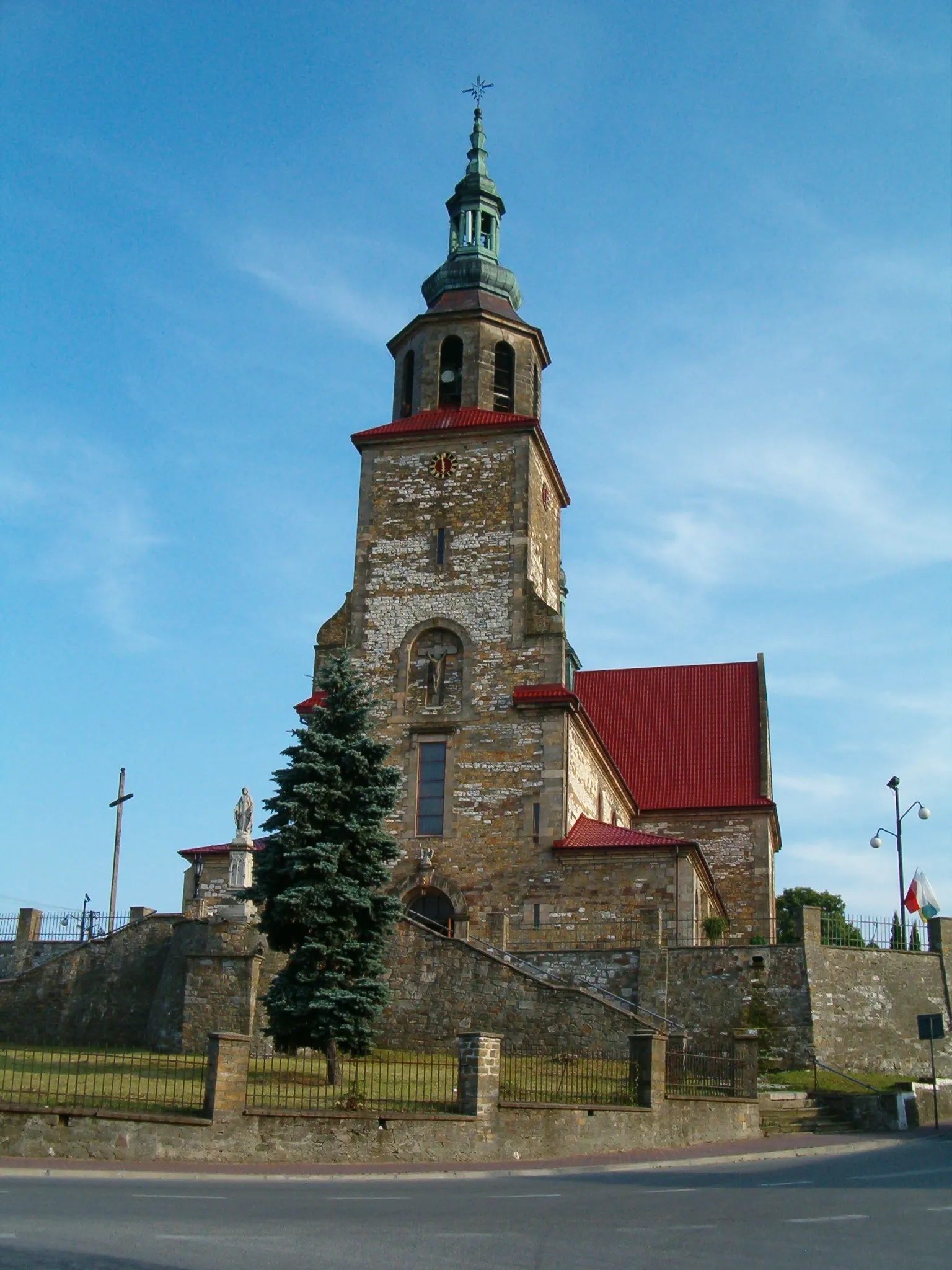 Photo showing: Kościół parafialny w Łopusznie pod wezwaniem Podwyższenia Krzyża Świętego budowany w latach 1926 - 1933.  Autorem projektu był architekt Wacław Borowiecki. Polska, woj. świętokrzyskie, powiat kielecki, gmina Łopuszno.