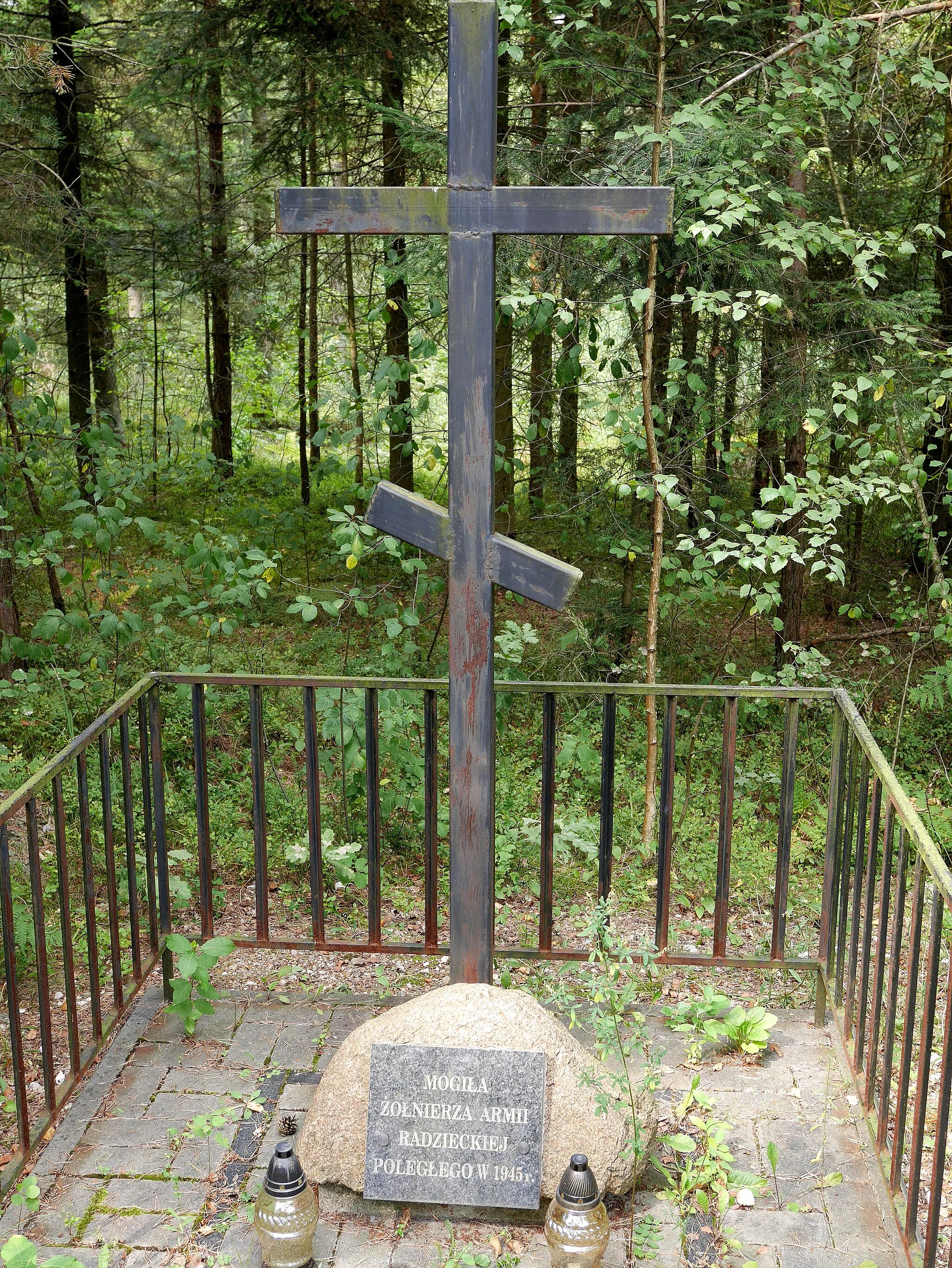 Photo showing: Memorial of a Russian soldier killed during World War II in Łabędziów