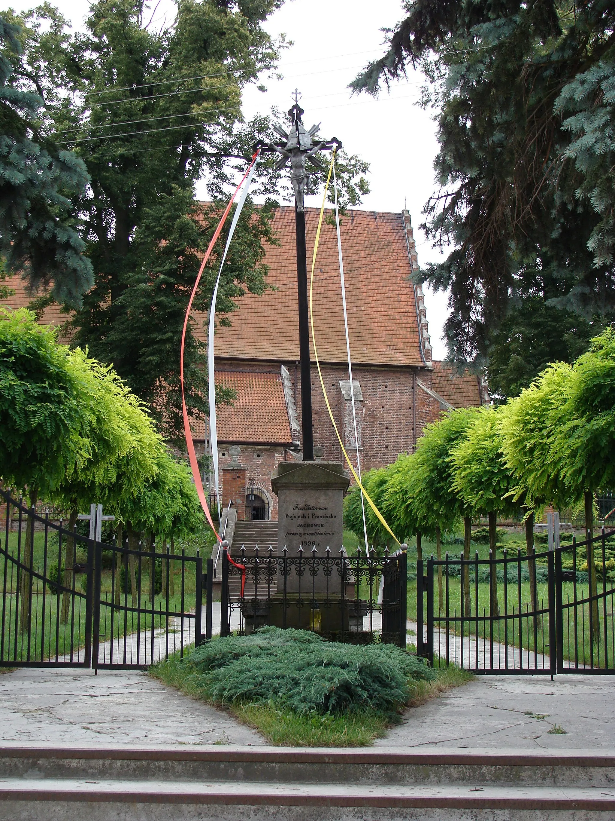 Photo showing: Krzyż przed kościółem pw. św. Prokopa w Krzcięcicach
