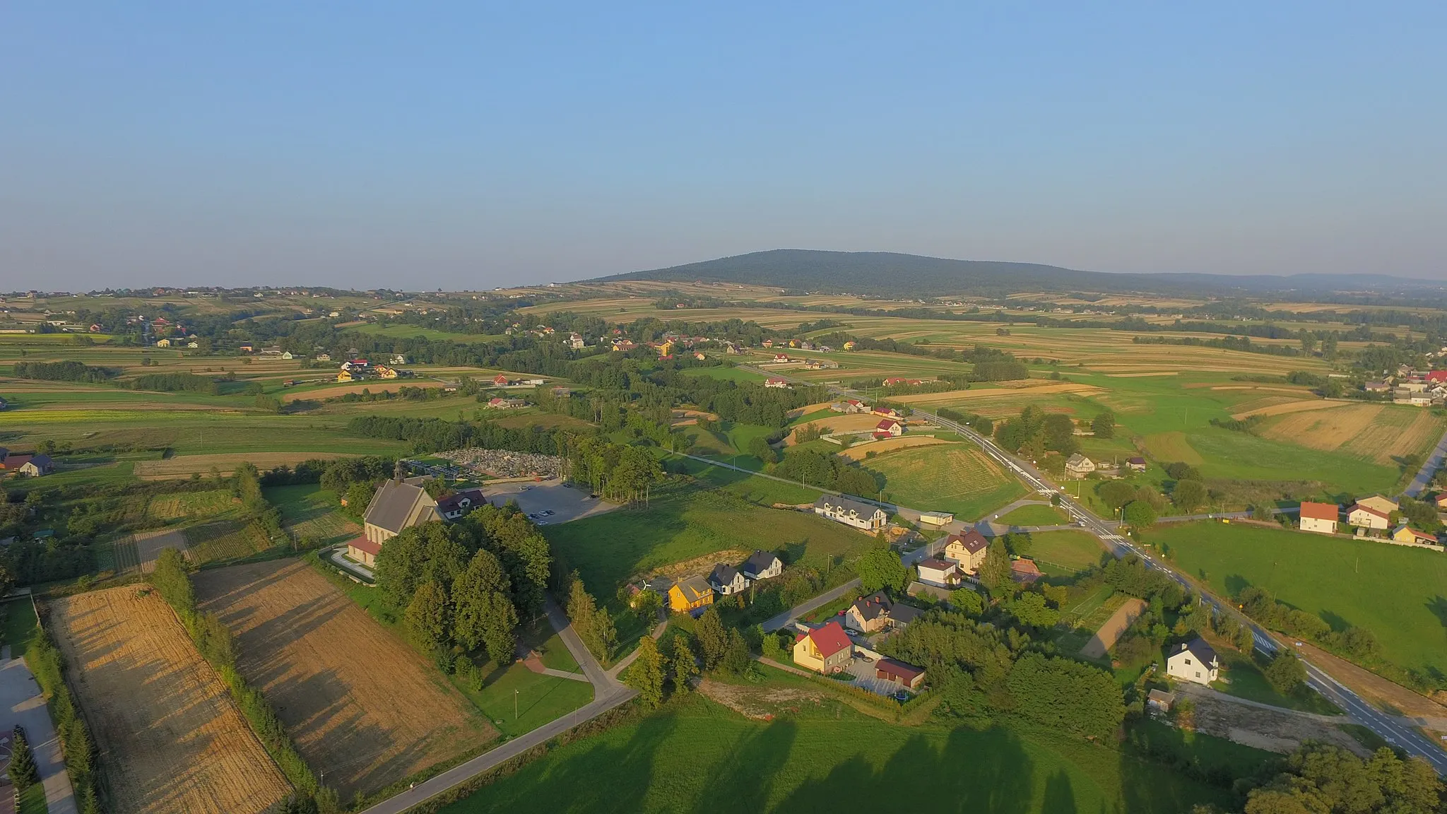 Photo showing: Krajno z lotu ptaka. Na pierwszym planie kościół parafialny. W tle Łysica.