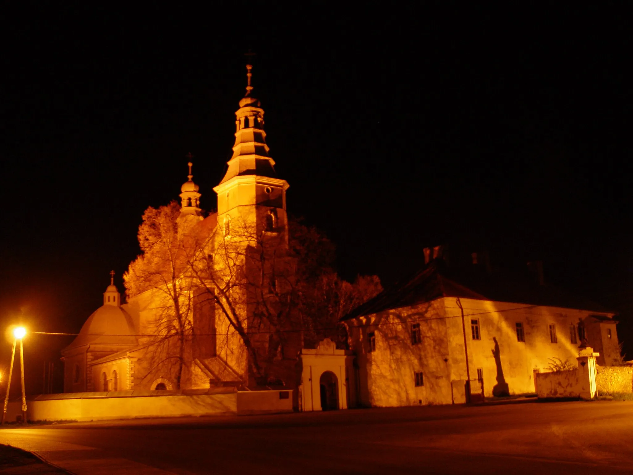 Photo showing: Koniemłoty - kościół pw. Wniebowzięcia NMP "by night", elewacja frontowa.