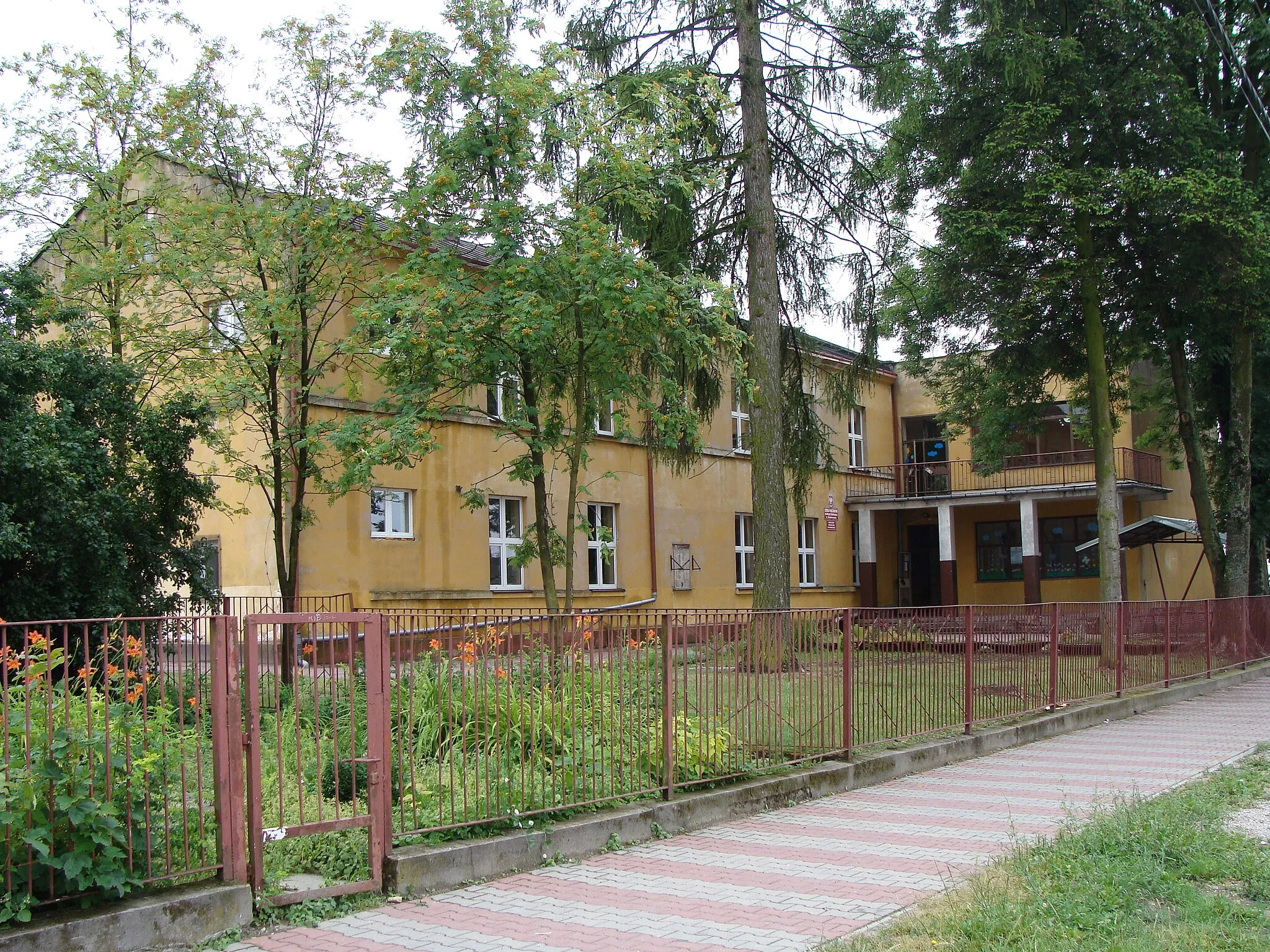 Photo showing: Primary school in Konieczno