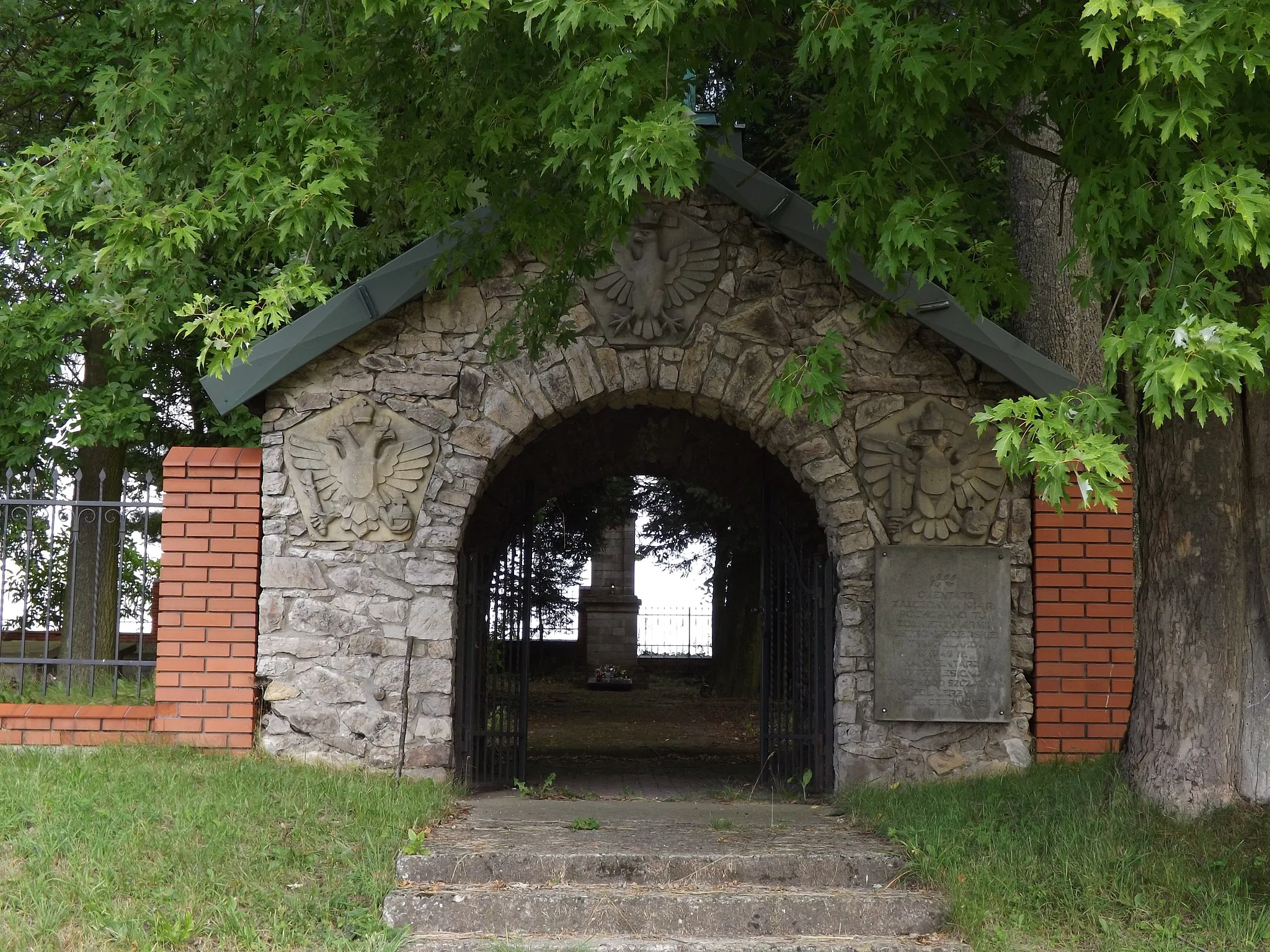 Photo showing: Brama główna cmentarza wojennego w Iwaniskach na którym spoczywa ponad 4 000 żołnierzy armii radzieckiej poległych w walkach na przyczółku baranowsko-sandomierskim w latach 1944-1945.