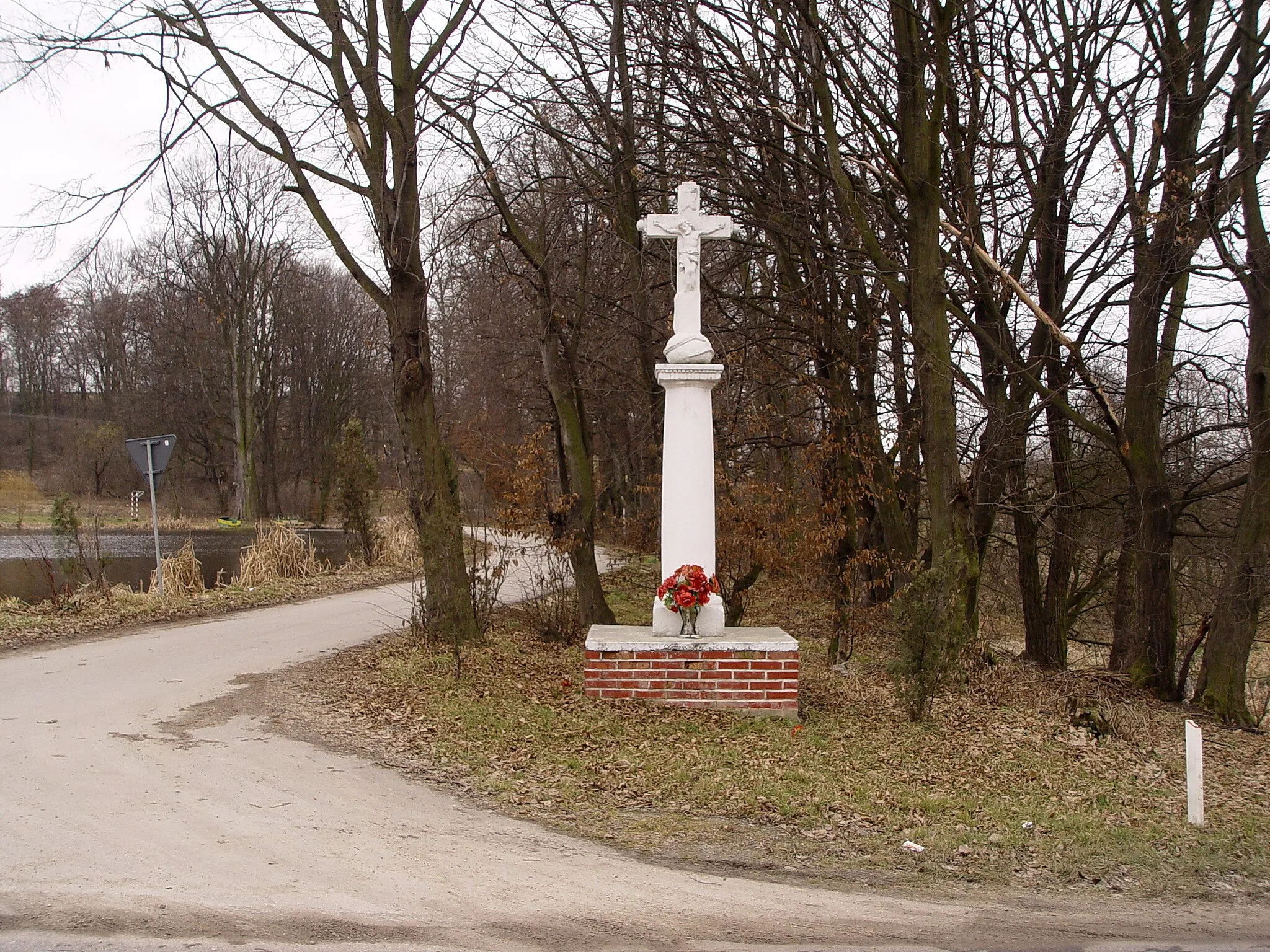 Photo showing: Donosy, figura przydrożna przy trasie z Buska do Krakowa (lokalizacja w wikimapii: http://wikimapia.org/#lat=50.254738&lon=20.467905&z=18&l=28&m=h)