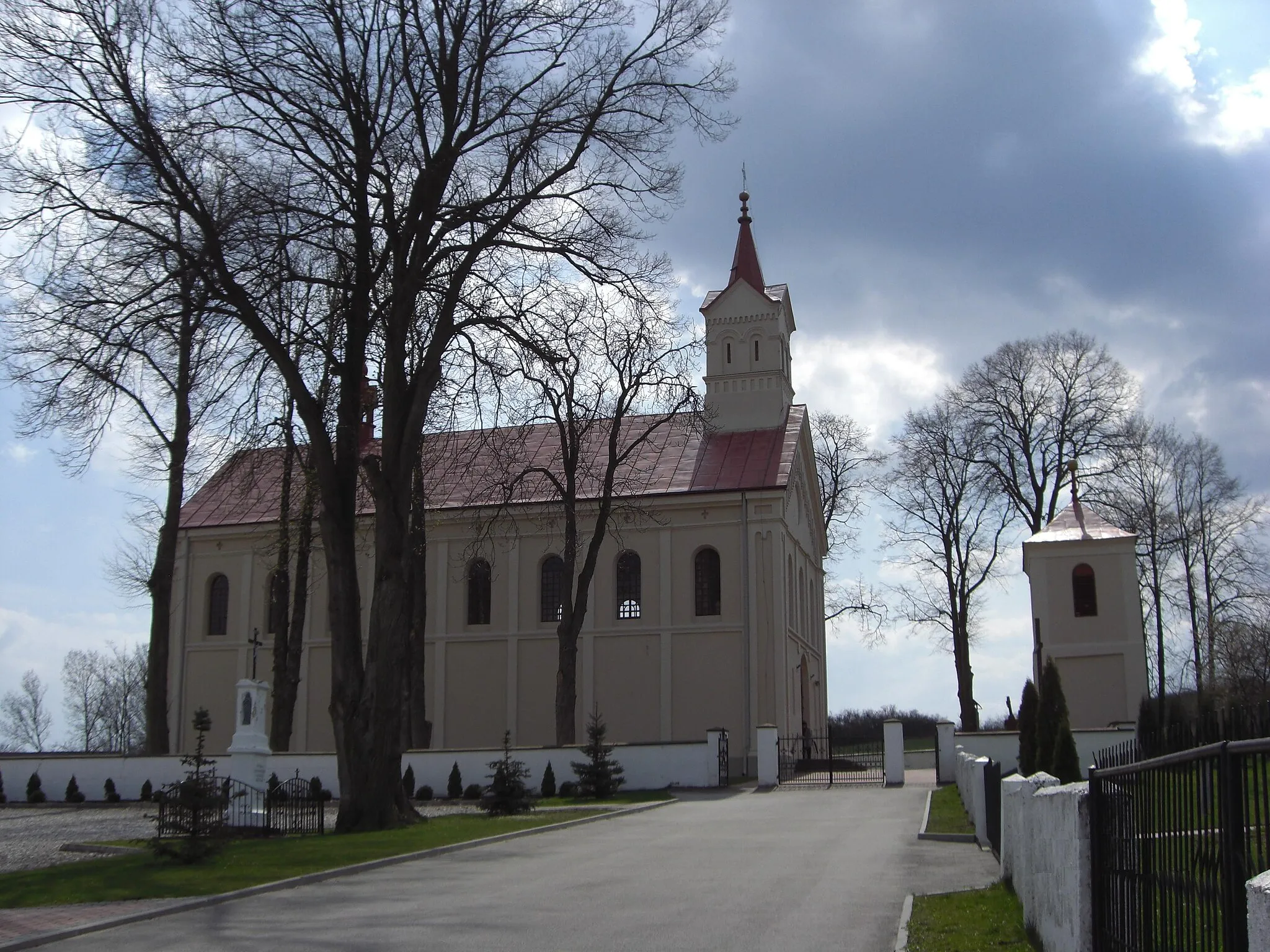 Photo showing: Neogotycki kościół w Brzegach; obok murowana dzwonnica