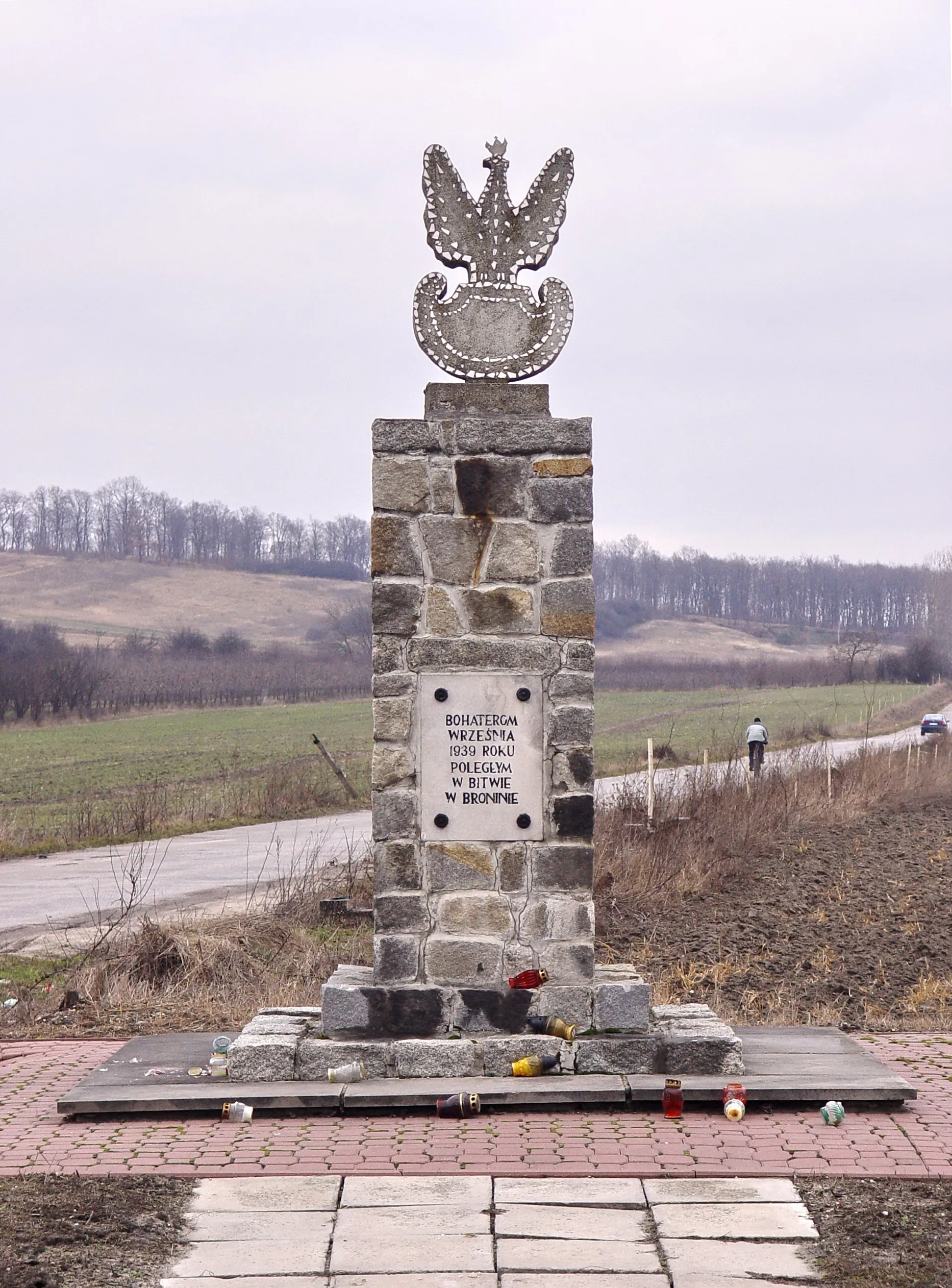 Photo showing: Pomnik upamiętniający bitwę 22 Dywizji Piechoty Górskiej stoczoną tu podczas kampanii wrześniowej 9 września 1939 r. z wojskami niemieckimi. (wikimapia:http://wikimapia.org/#lat=50.464194&lon=20.762476&z=18&l=28&m=h )