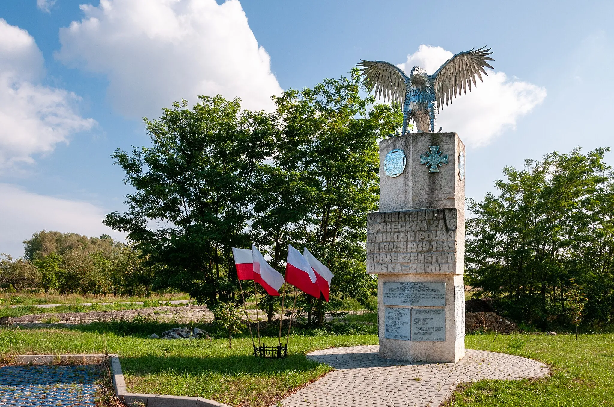 Photo showing: Pomnik Bohaterom poległym za wolność Polski w latach 1939-1945, Społeczeństwo Buska-Zdroju.