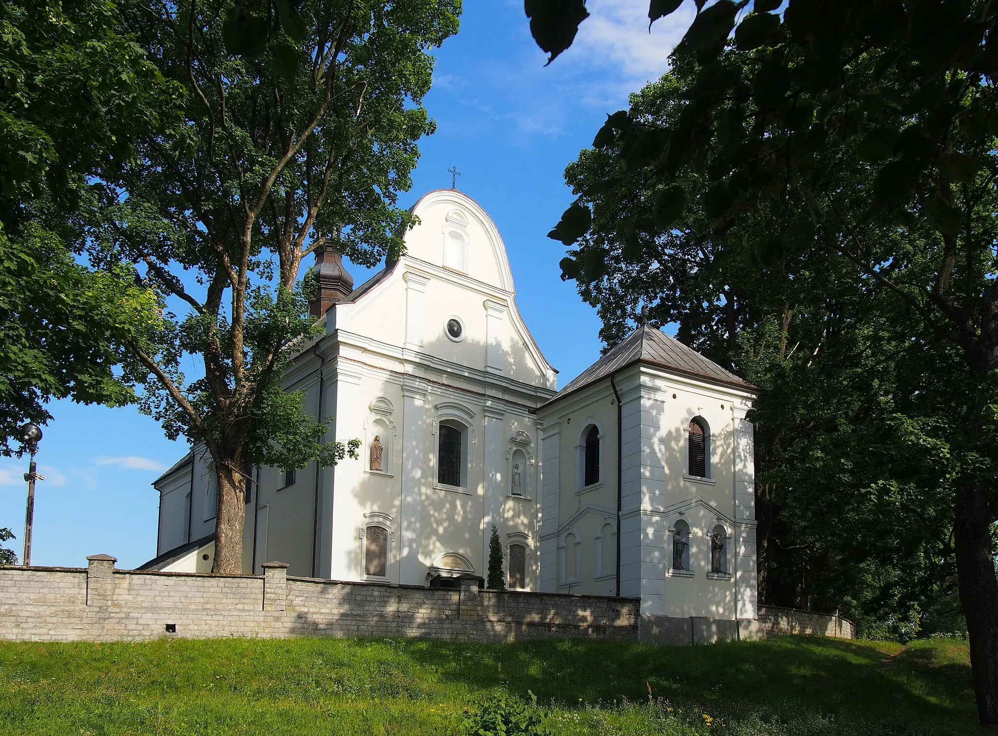 Photo showing: Building complex of the Holy Trinity church in Bogoria, powiat staszowski, Świętokrzyskie Voivodeship, Poland. Church building, bell tower and the stone fence.