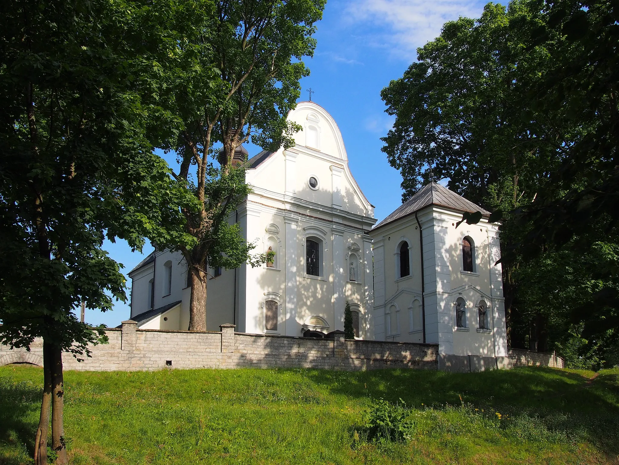 Photo showing: Building complex of the Holy Trinity church in Bogoria, powiat staszowski, Świętokrzyskie Voivodeship, Poland. Church building, bell tower and the stone fence.
