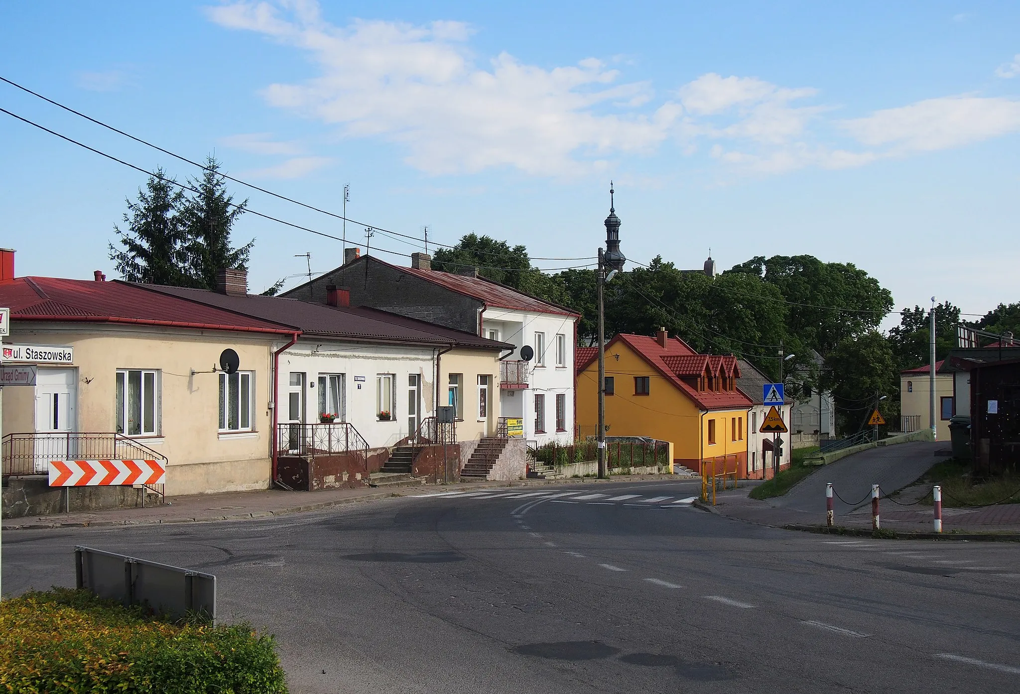 Photo showing: Bogoria, powiat staszowski, Polska. Wylot ulicy Staszowskiej z rynku.
