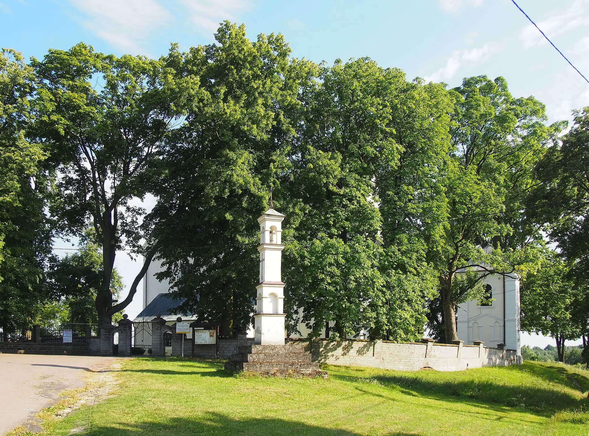 Photo showing: Building complex of the Holy Trinity church in Bogoria, powiat staszowski, Świętokrzyskie Voivodeship, Poland.