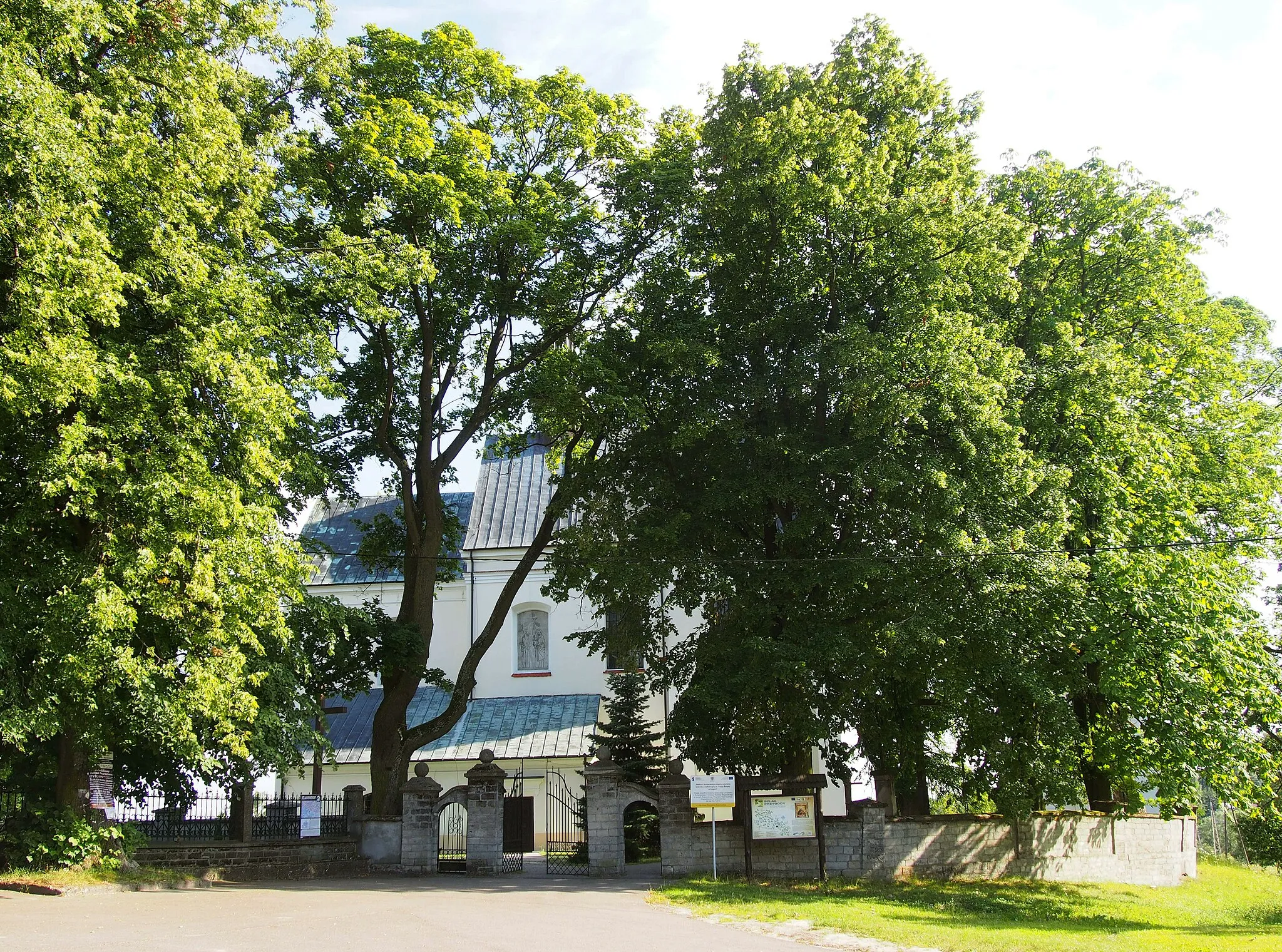 Photo showing: Building complex of the Holy Trinity church in Bogoria, powiat staszowski, Świętokrzyskie Voivodeship, Poland. Main gate to the churchyard.