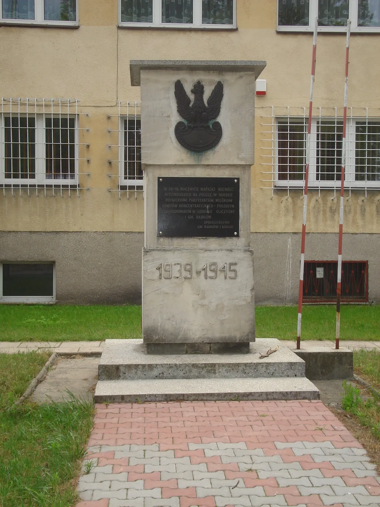 Photo showing: Pomnik ku czci mieszkańców Radkowa poległych podczas II wojny światowej