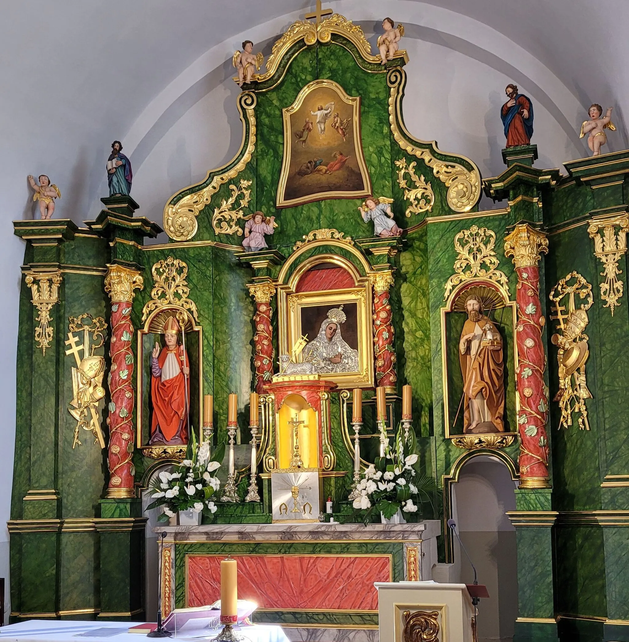 Photo showing: Ołtarz główny kościoła św. Mikołaja w Maluszynie (adiec. Częstochowska) po renowacji w sierpniu 2022 (kolorystyka przywrócona do pierwotnej z początku XIX wieku)