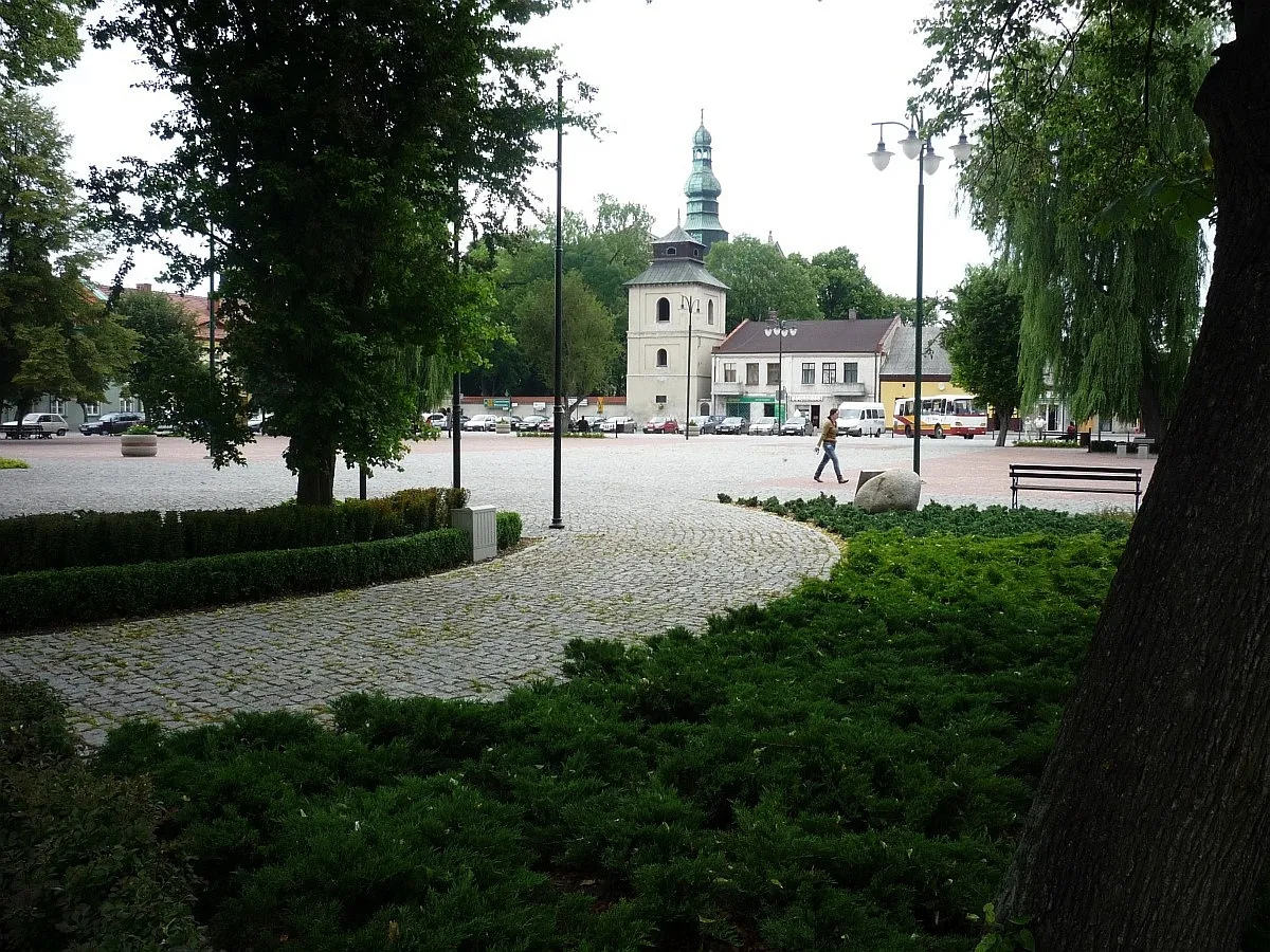 Photo showing: Koniecpol. Nowa aranżacja zieleni w rynku.