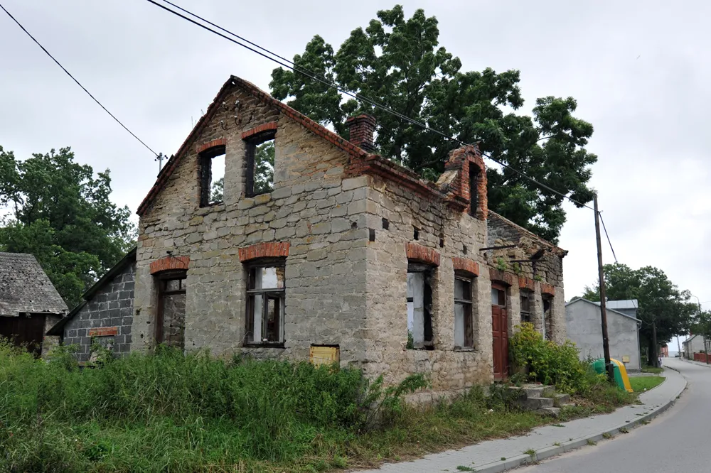 Photo showing: A house in village Dwikozy near Sandomierz in Poland where writer Wiesław Myśliwski was born in 1932.