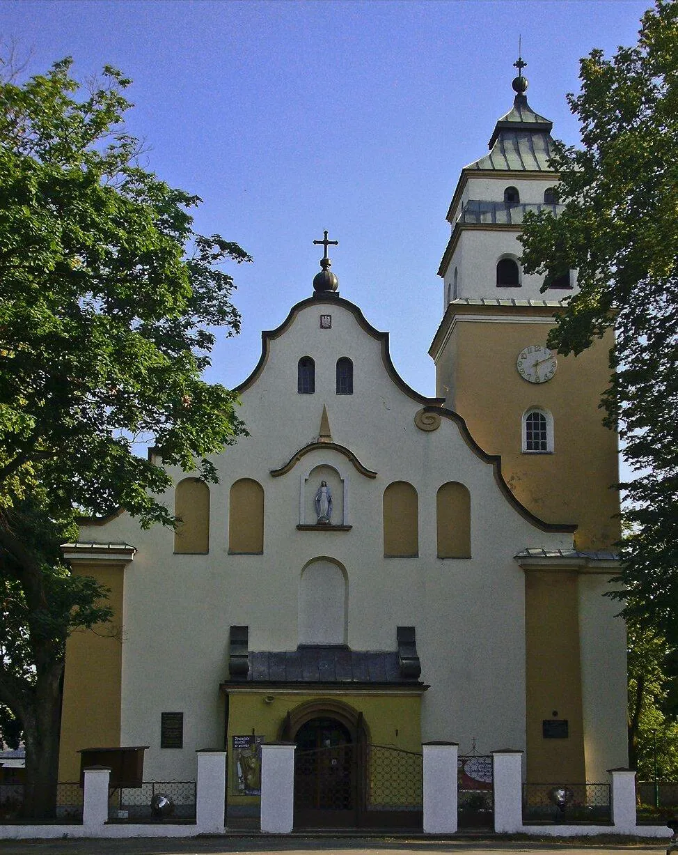 Photo showing: Kościół parafialny, pochodzący z lat 20. ubiegłego wieku. Widok od frontu.