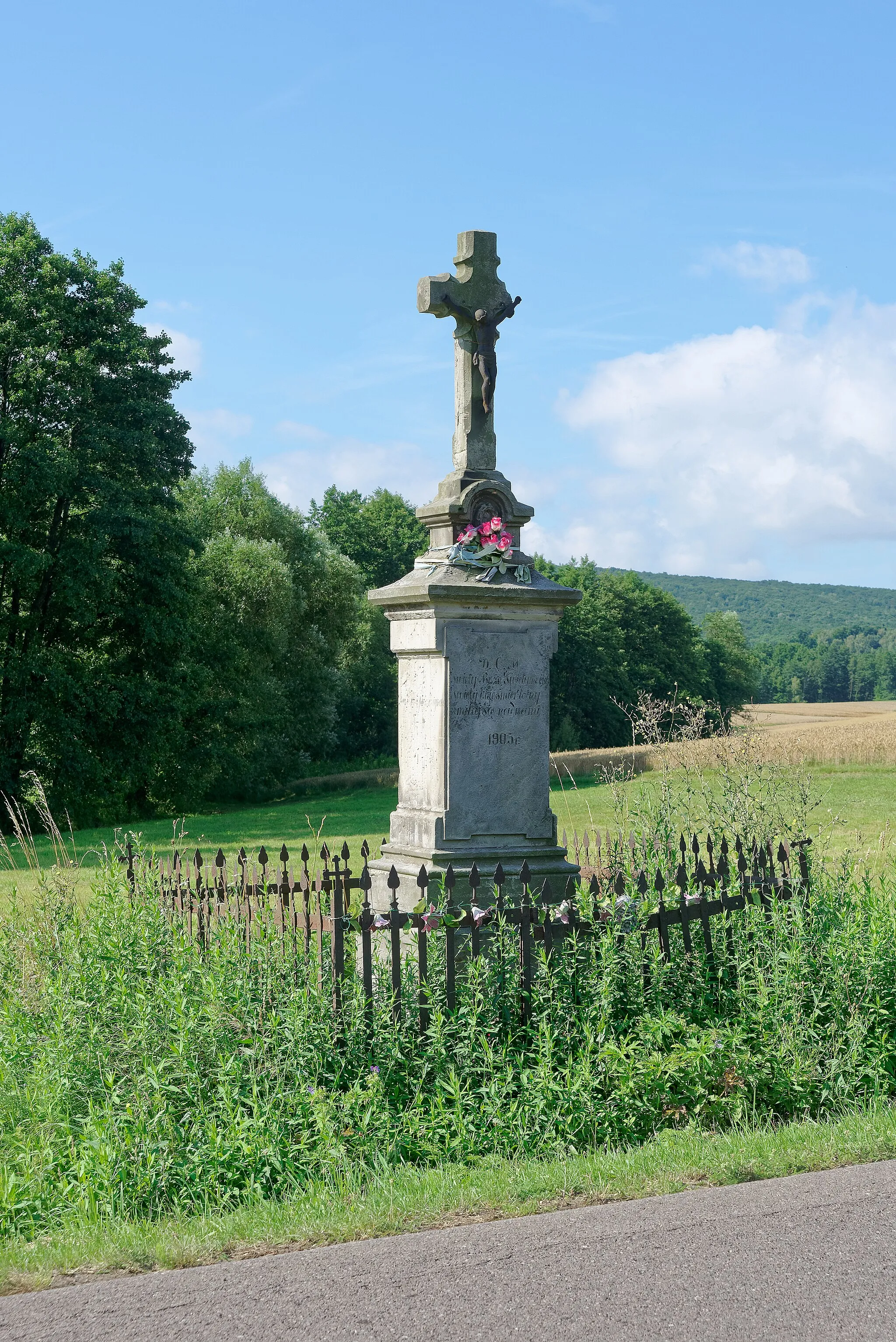 Photo showing: Wayside cross in Truskolasy, Świętokrzyskie Voivodeship