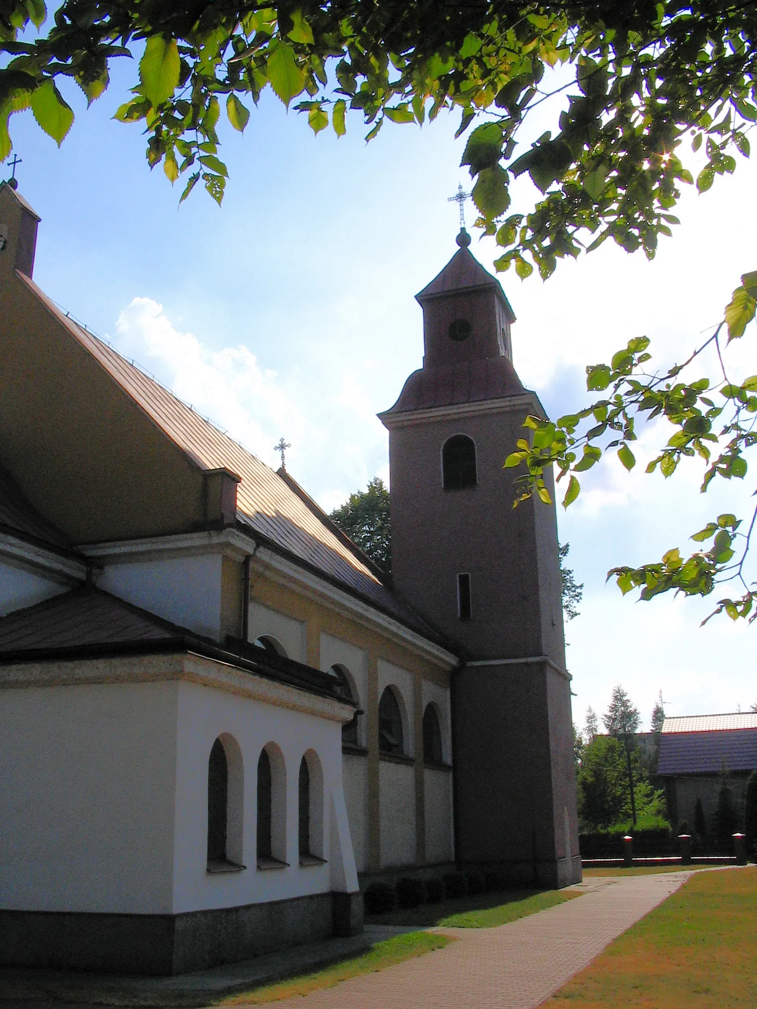 Photo showing: A church in Krasna, Poland, 2006.