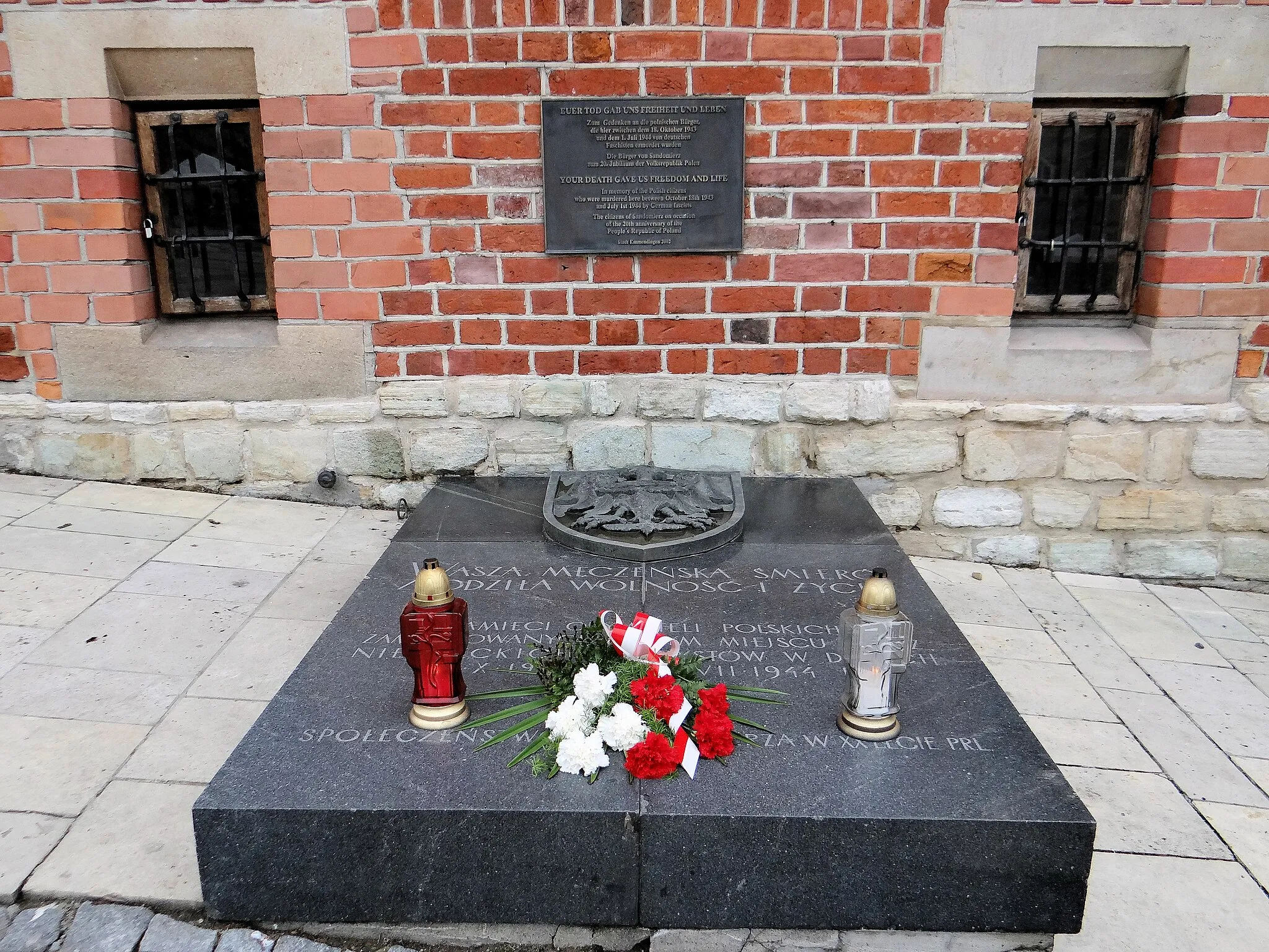 Photo showing: Place of Memory the victims of Nazi crimes in the years 1943 - 1944 next to the Town Hall in Sandomierz