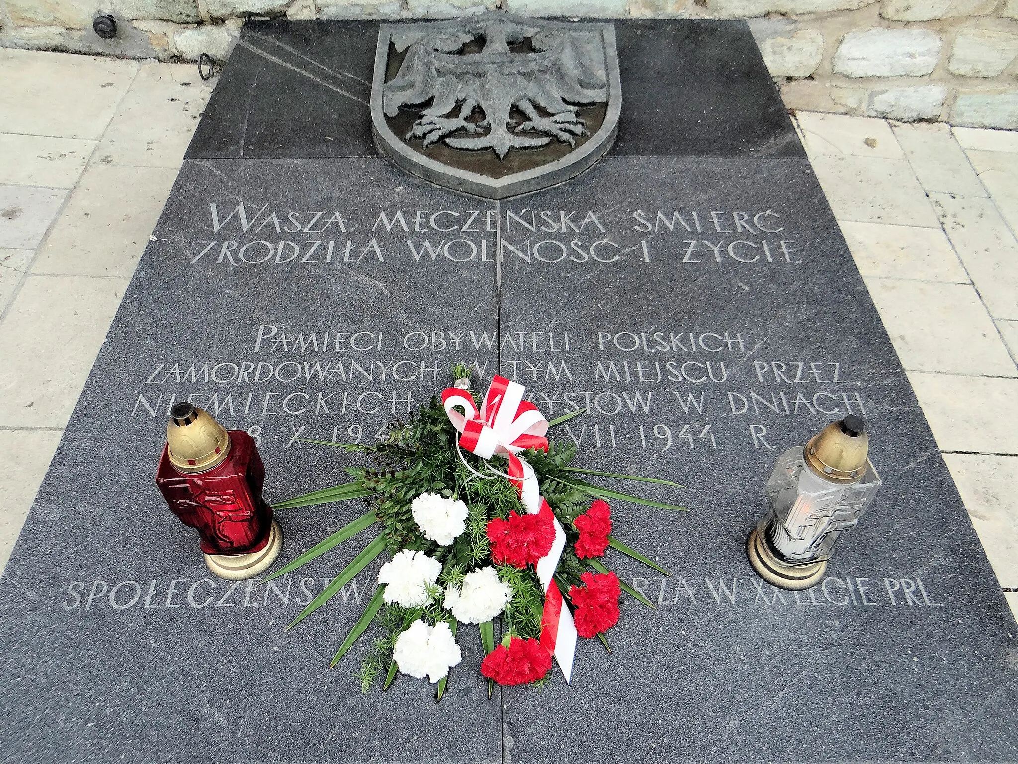 Photo showing: Place of Memory the victims of Nazi crimes in the years 1943 - 1944 next to the Town Hall in Sandomierz