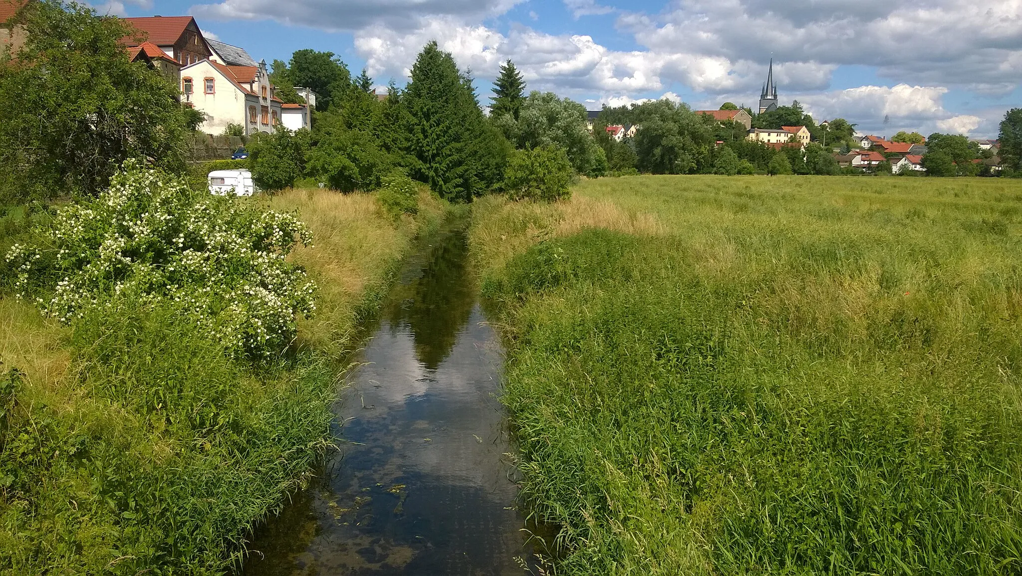 Photo showing: Orla bei Neunhofen zwischen Neustadt (Orla) und Pößneck im Juni 2016. Im Flußbett sind Reste der früheren, kanalartigen Verbauen zu sehen (Betongitterplatten).