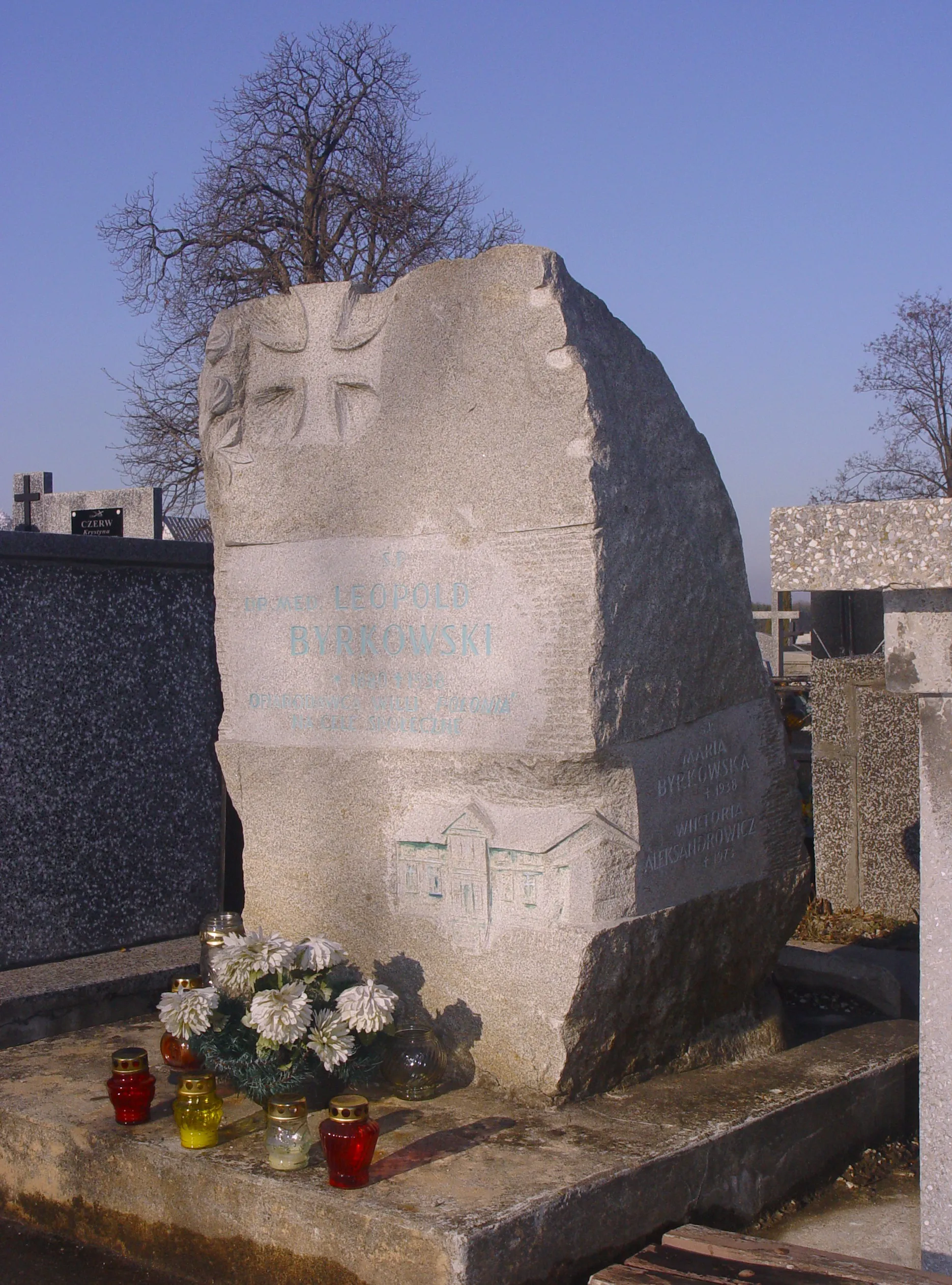 Photo showing: Busko_Zdrój, ul. Langiewicza, cmentarz parafialny: grób dr. Leopolda Byrkowskiego (1880-1938), Marii Byrkowkiej (+1938) i Wiktorii Aleksandrowicz (+1973). (wikimapia:http://wikimapia.org/#lat=50.4744816&lon=20.7117176&z=16&l=28&m=h)