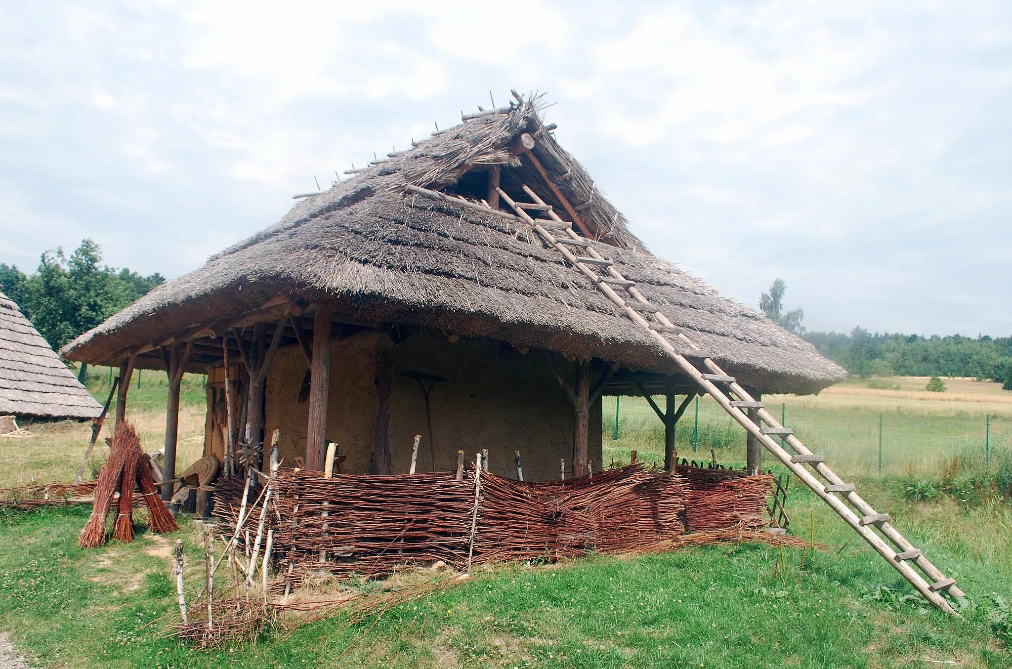 Photo showing: Osada Średniowieczna w Hucie Szklanej. Chata rzeźbiarza