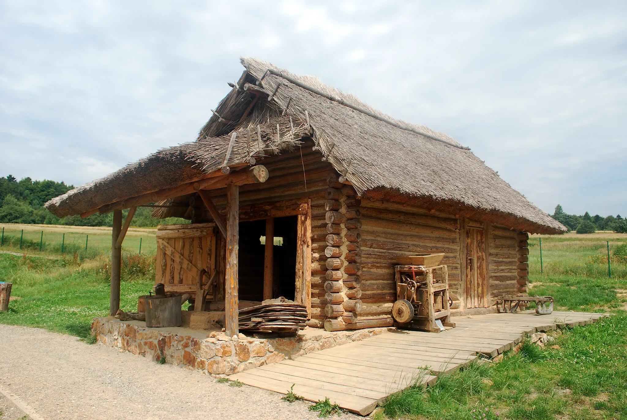 Photo showing: Osada Średniowieczna w Hucie Szklanej. Chata Kowala.