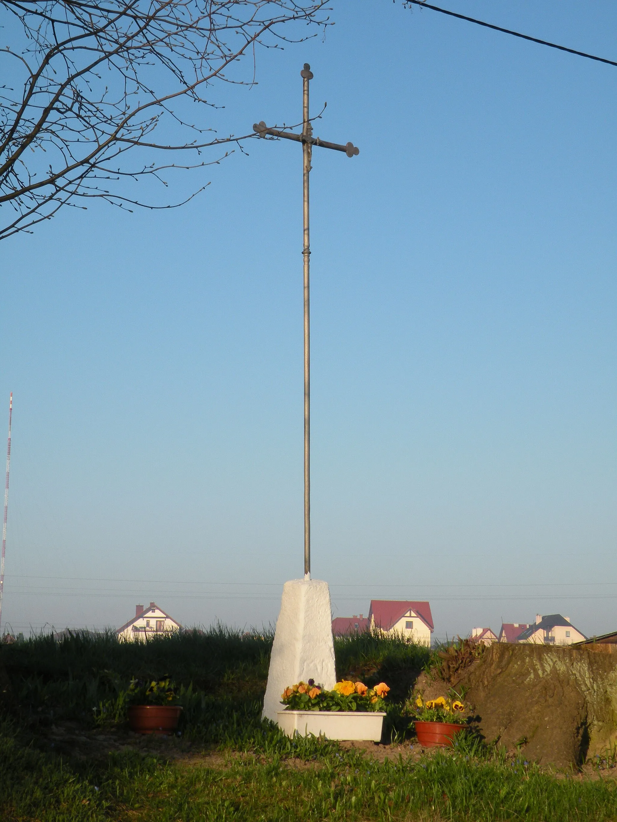 Photo showing: Ostrzeszewo, metalowy przydrożny krzyż