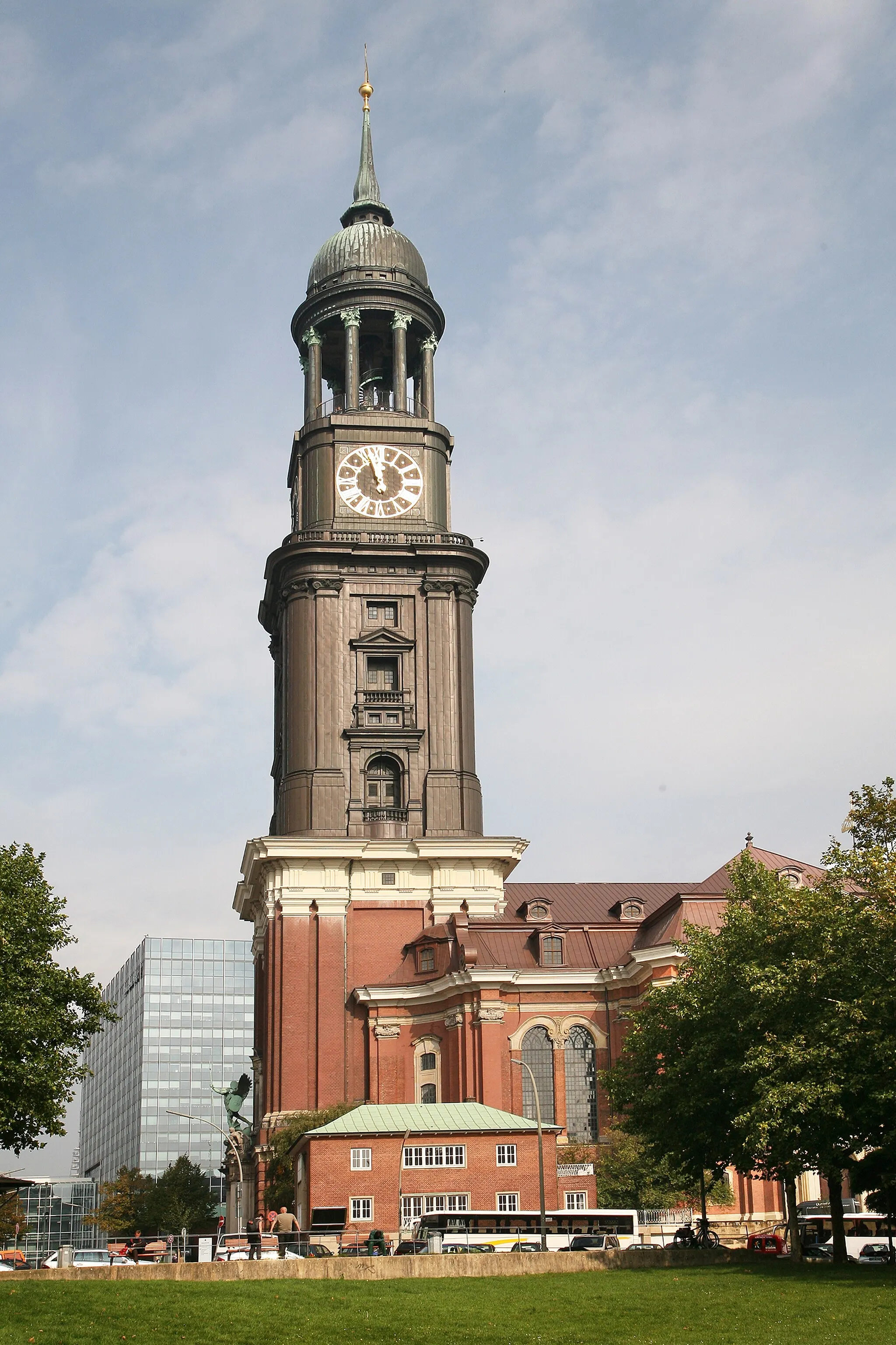 Photo showing: Evangelische Hauptkirche St. Michaelis (Spitzname Michel) in Hamburg, ein imposantes barockes Kirchengebäude mit einer Turmhöhe von 132 Metern.