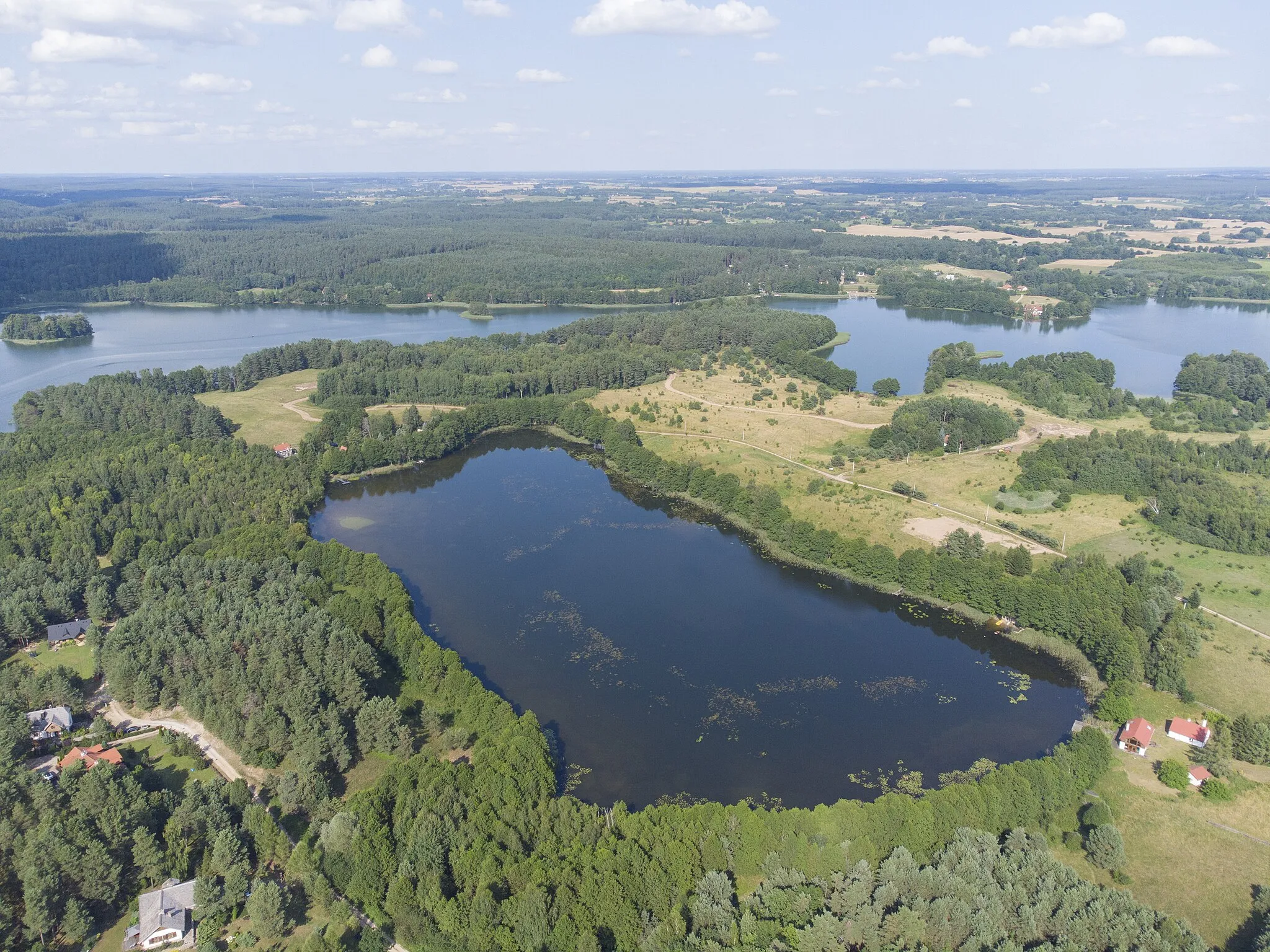 Photo showing: Jezioro Kalwa Mała w Polsce w gminie Pasym, widok z powietrza od południowego zachodu.