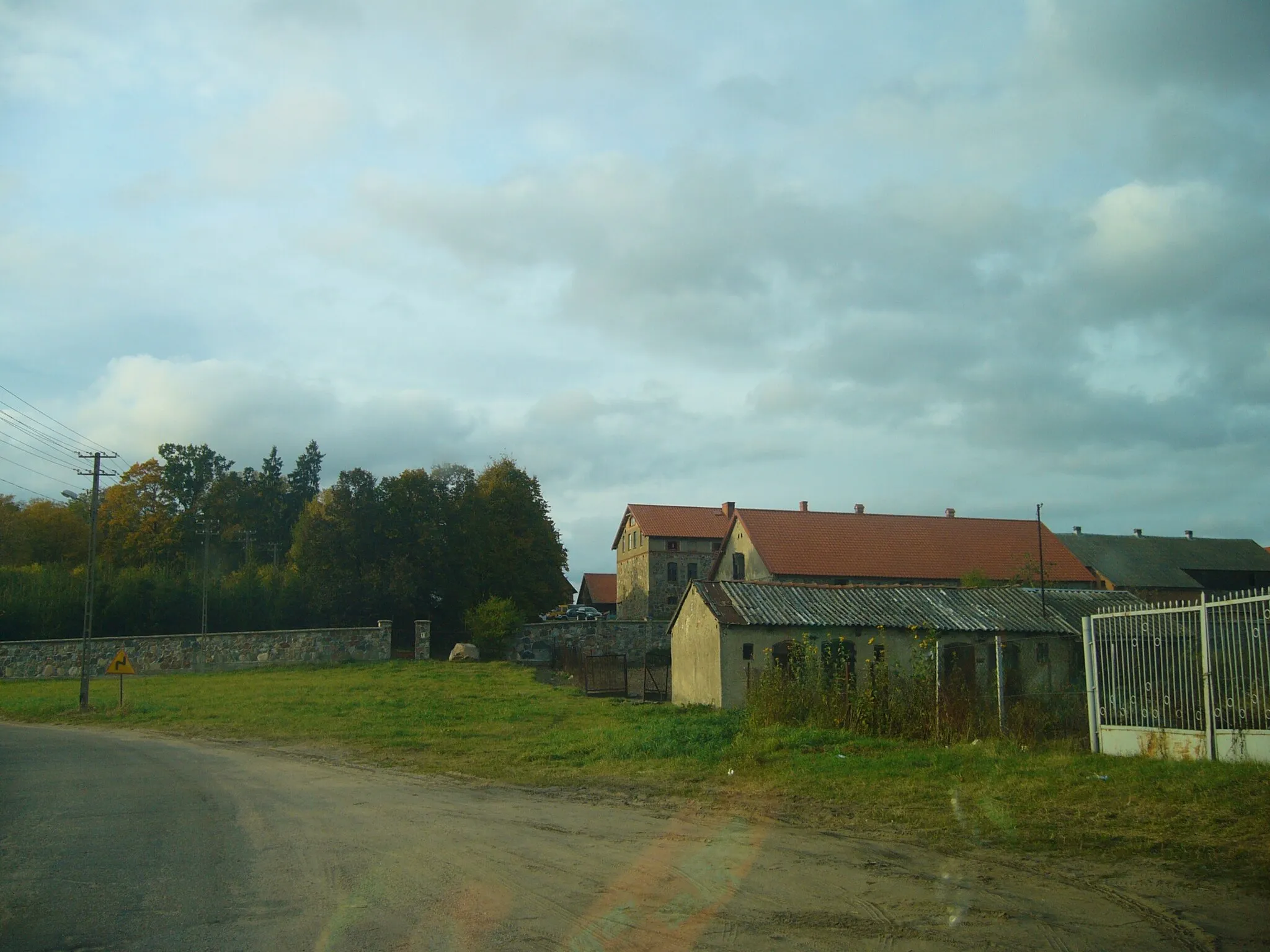 Photo showing: zabudowania we wsi Nadrowo