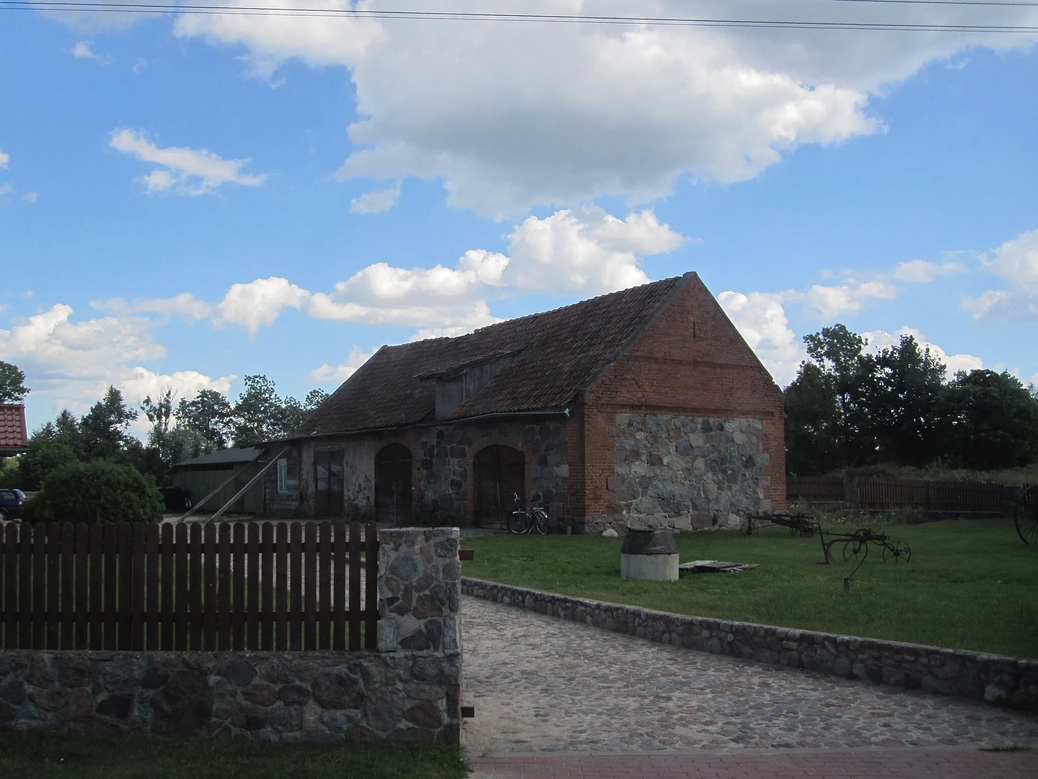 Photo showing: Zełwągi - stone and brick building