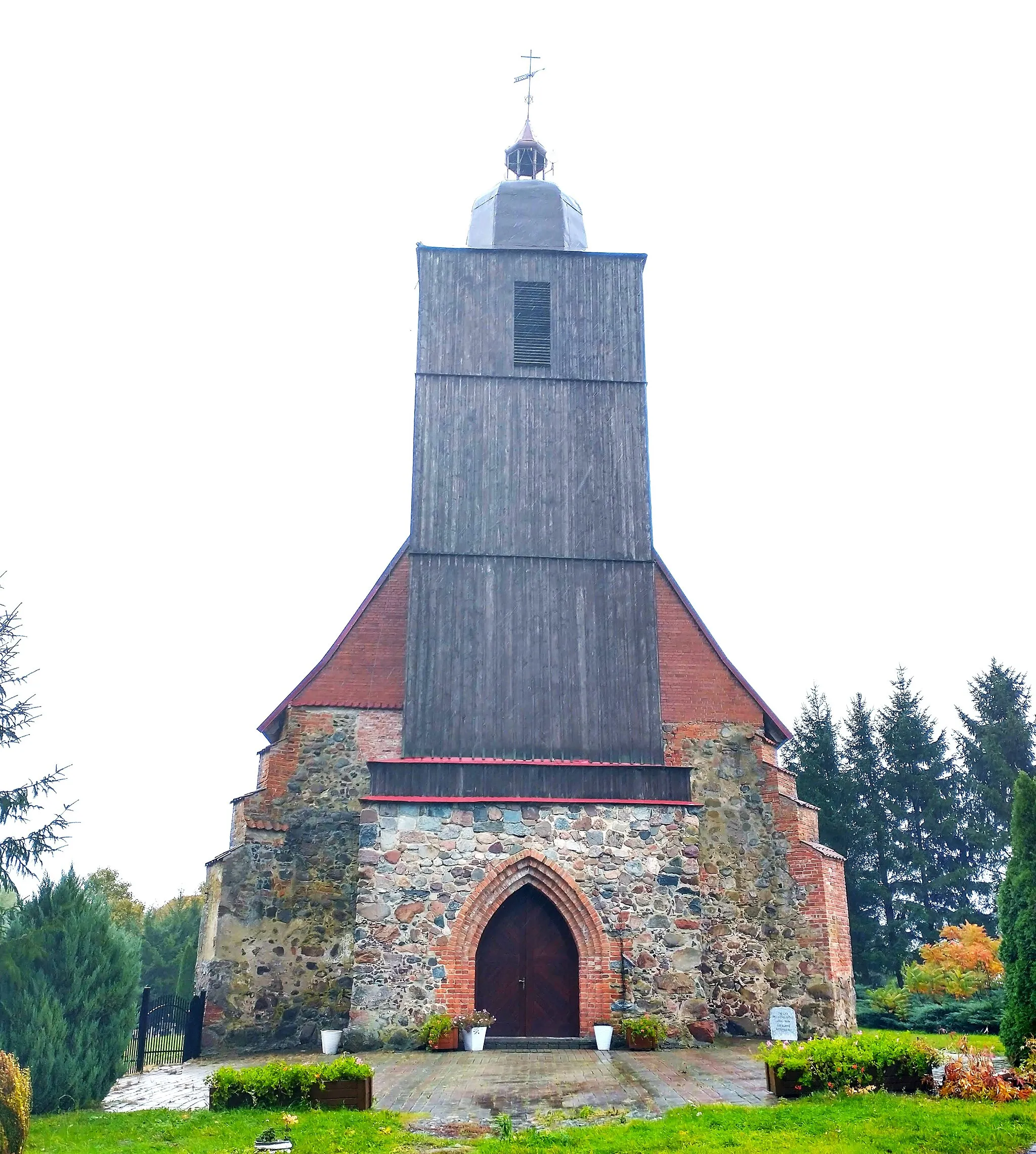 Photo showing: Kościół Świętej Rodziny w Żelaznej Górze – katolicki kościół parafialny zlokalizowany we wsi Żelazna Góra w dekanacie Braniewo archidiecezji warmińskiej (powiat braniewski, województwo warmińsko-mazurskie).