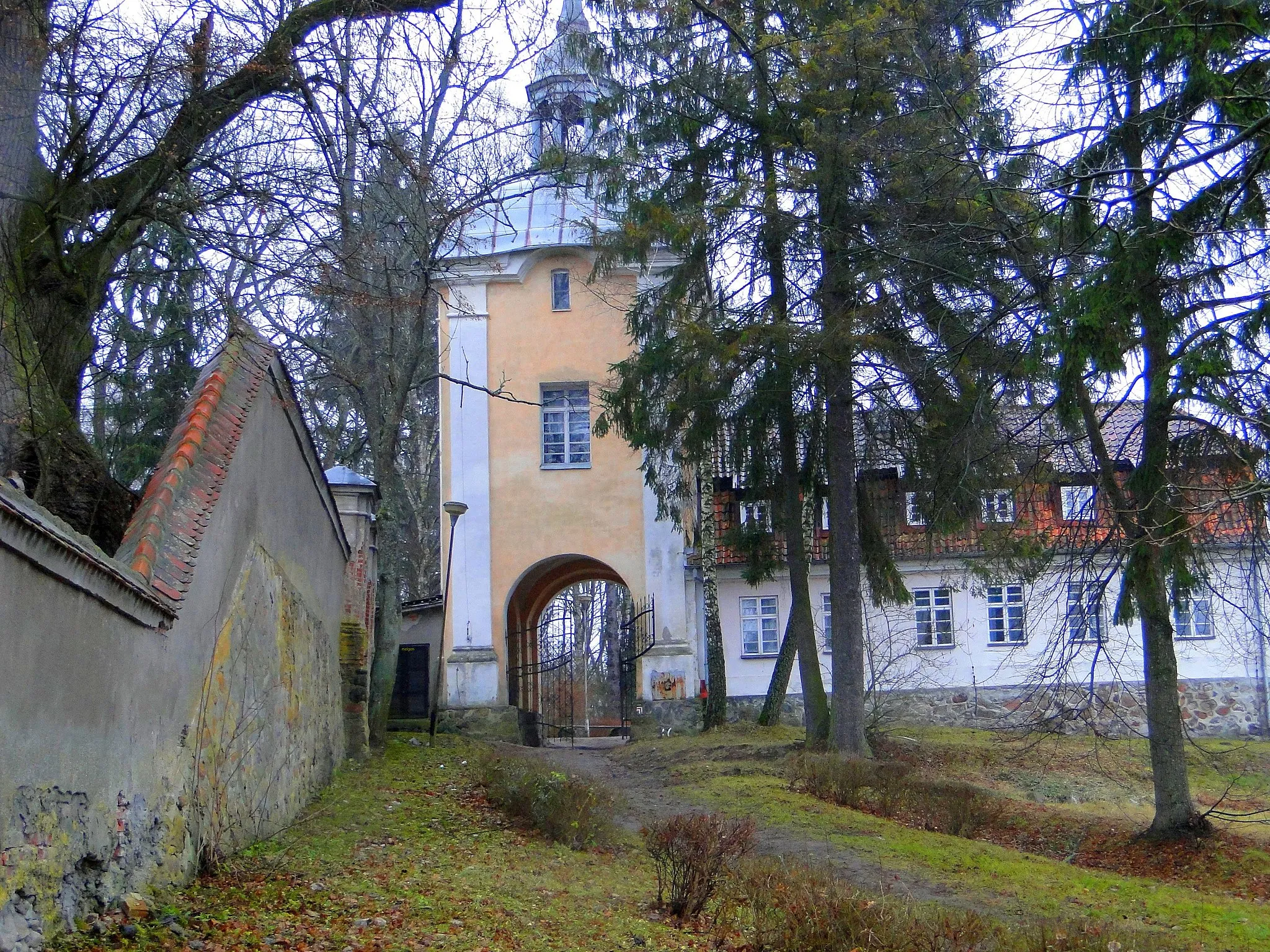 Photo showing: Jedna z bram pałacowych.