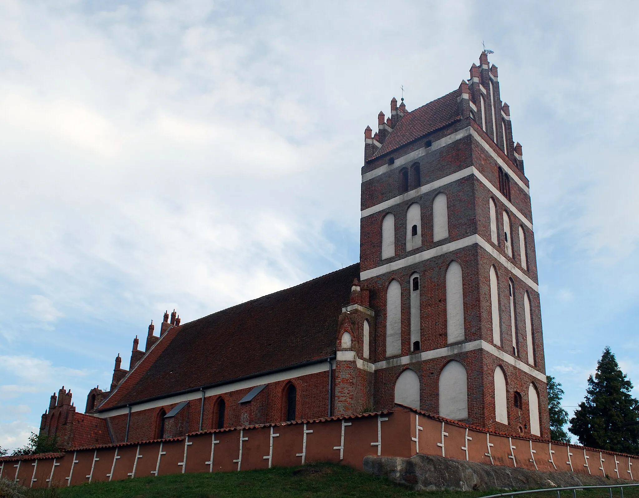 Photo showing: Sątopy - Kościół pw. Św. Judy, (zabytek nr rejestr. A-2809) - widok od frontu