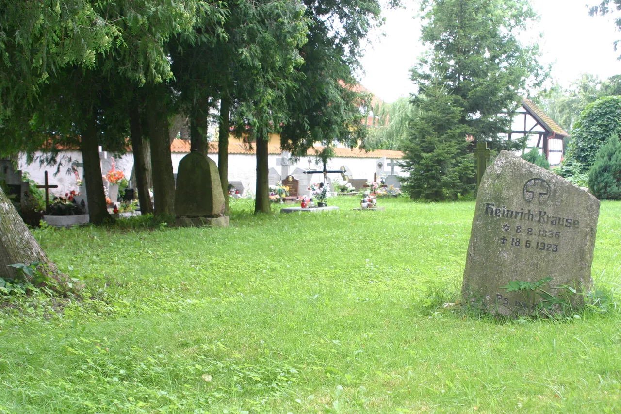 Photo showing: Stare nagrobki na cmentarzu przykościelnym w Sątocznie (niem. Leunenburg) – wieś w województwie warmińsko-mazurskim, w gminie Korsze.