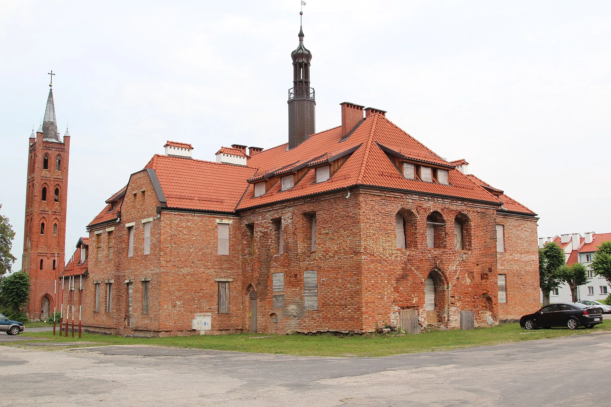 Photo showing: Town hall in Pienieżno under reconstruction.