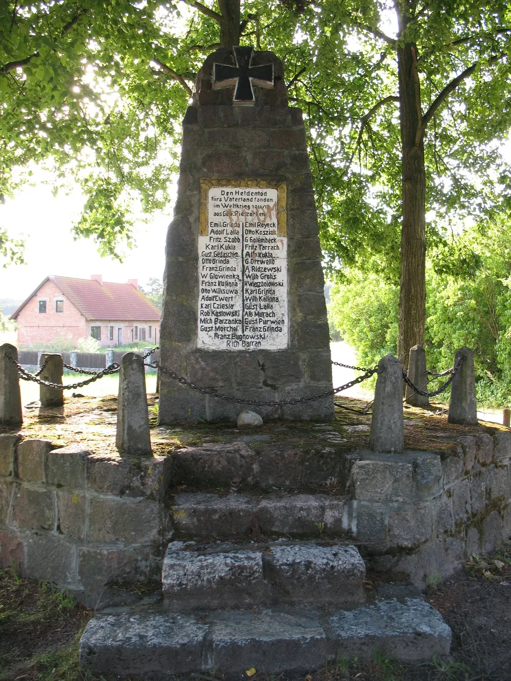 Photo showing: Obelisk poświęcony ofiarom I wojny światowej znajdujący sie w centrum Pieczarek.