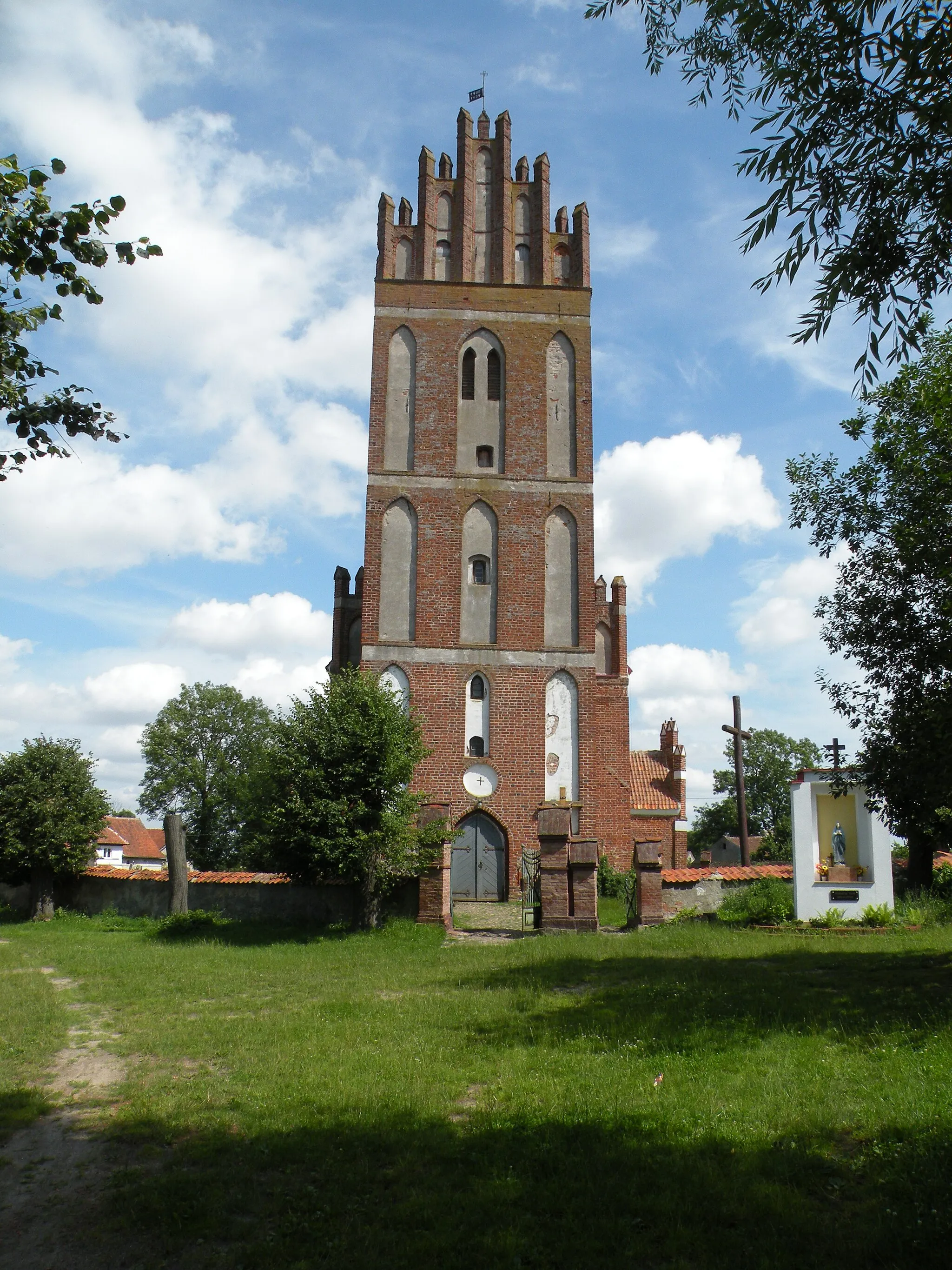 Photo showing: Paluzy, kościoł, widok od frontu, z kapliczką