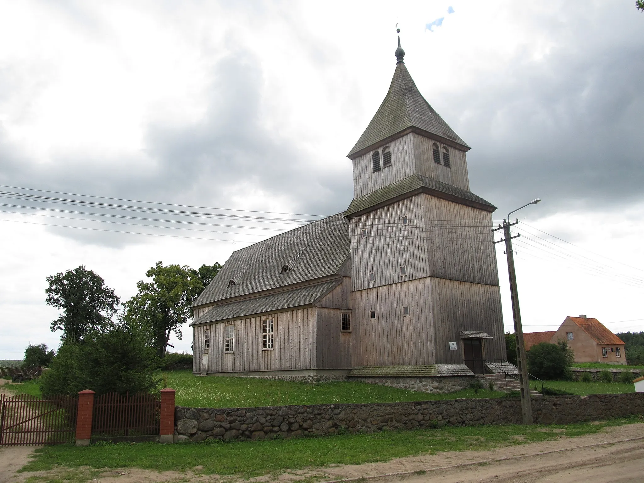 Photo showing: Ostrykół - dawny kościół ewangelicki (drewn. z 1667), obecnie rzymskokatolicki parafialny pw. Podwyższenia Krzyża Świętego (zabytek nr A-585 z dn. 29.12.1964)