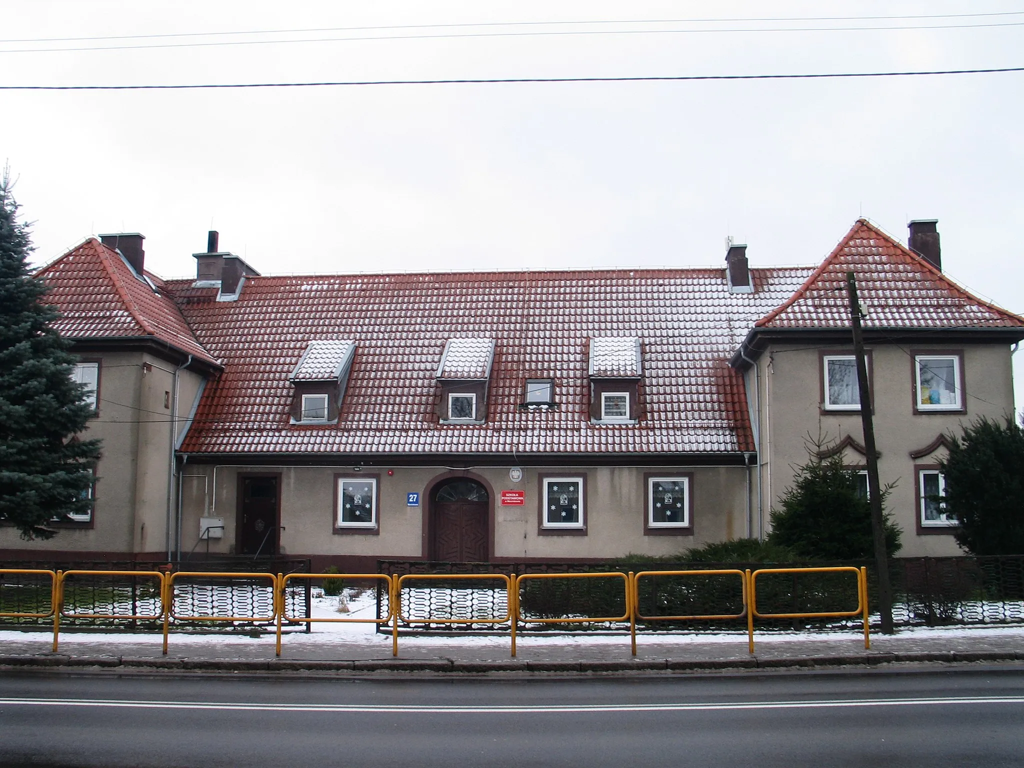 Photo showing: Начальная школа в селе Марцинково (Польша)