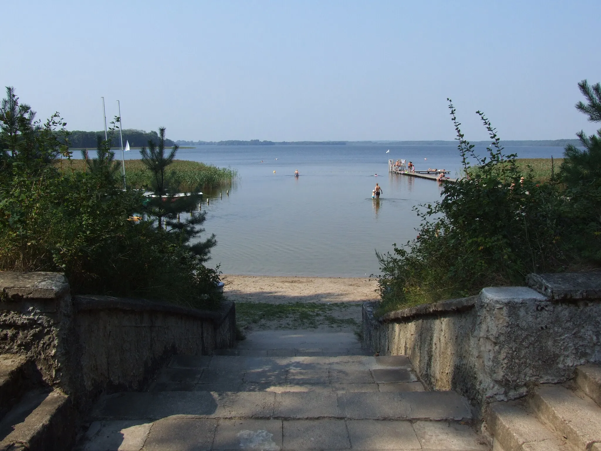 Photo showing: Łaśmiady Lake (Laschmieden See) and beach in Malinówka Wielka (Groß Malinowken)