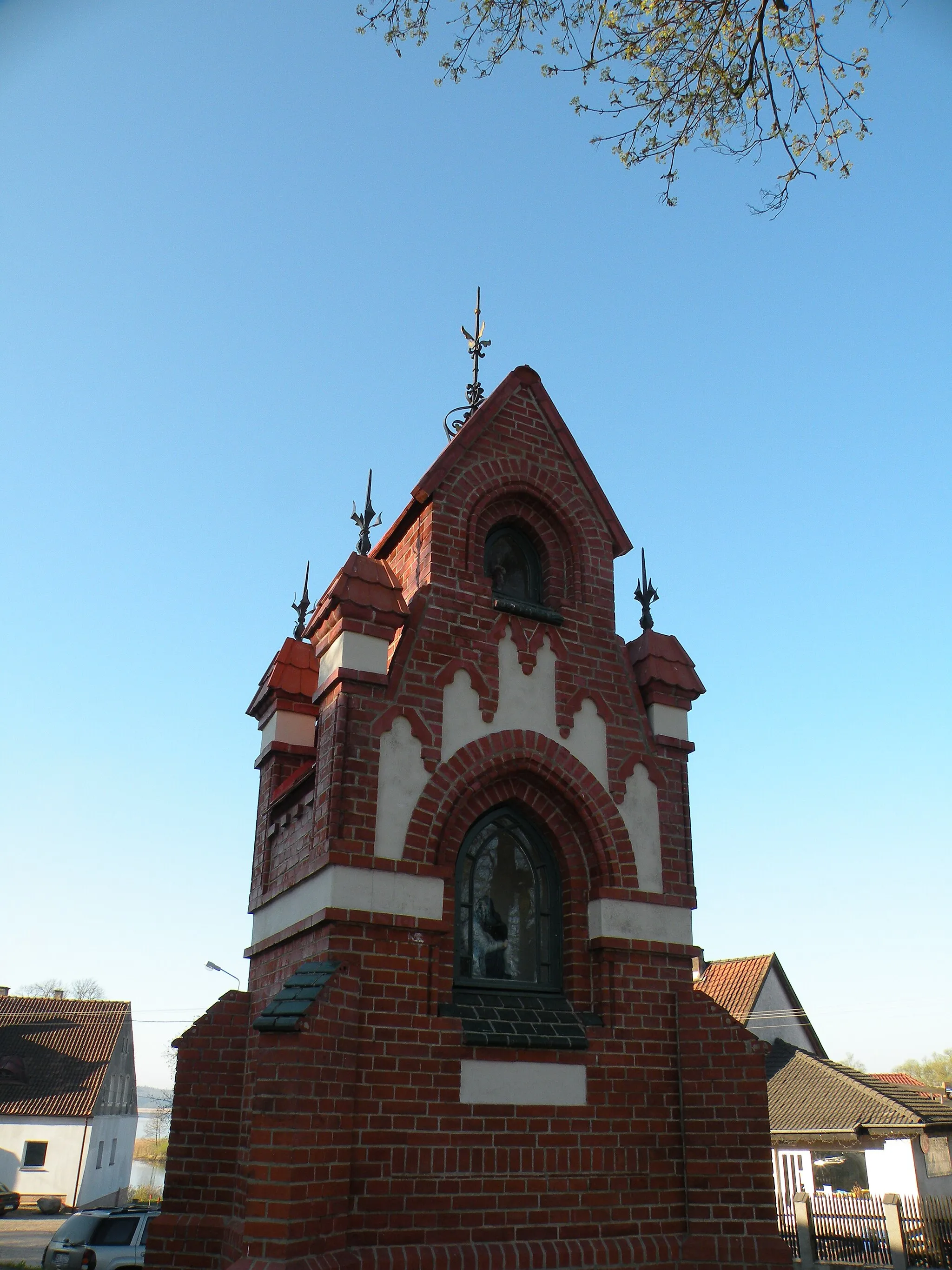 Photo showing: Klebark Wielki, duża kapliczka przed kościołem, widok od frontu