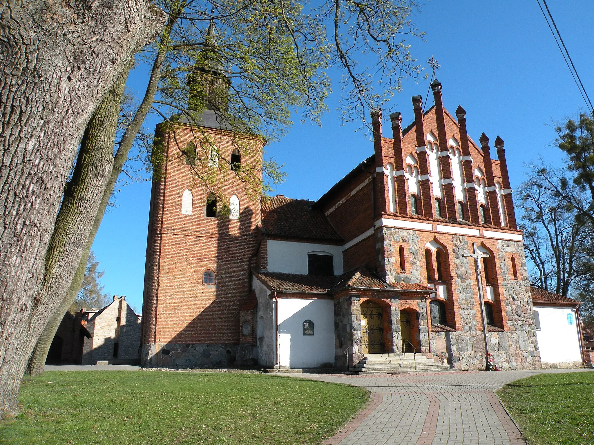 Photo showing: Jonkowo - kościół parafialny p.w. św. Jana Chrzciciela, widok od drogi, od frontu (zabytek nr rejestr. A-838)