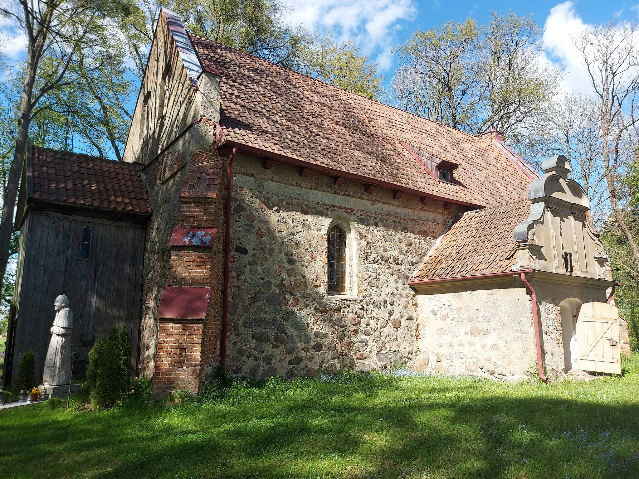 Photo showing: Saint Andrew Bobola church in Gudniki. Comes from the second half of the 14th century. Object entered in the register of monuments, reg. No .: 36 (G / 3) of June 28, 1950